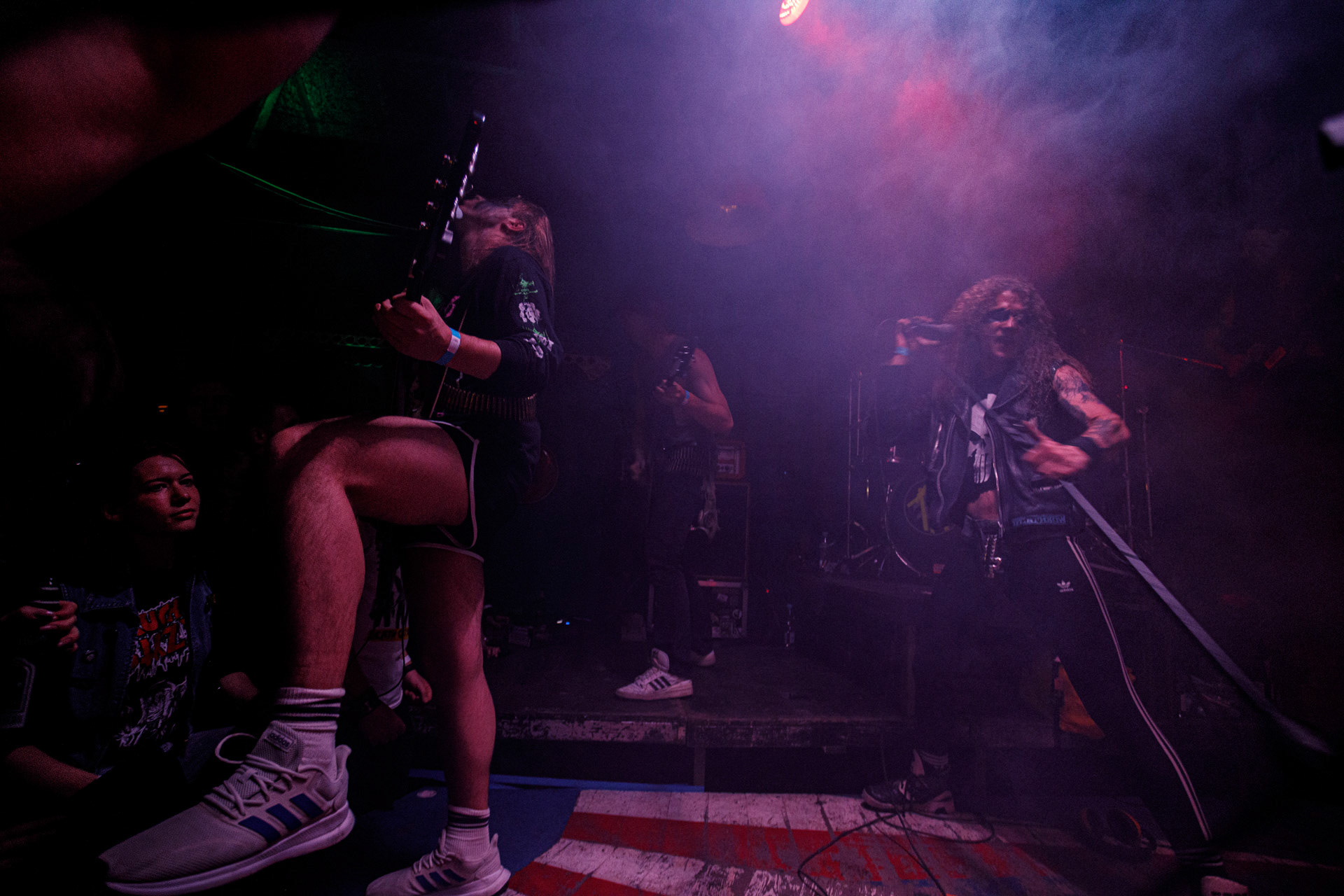 TRUCHŁO STRZYGI (black punk), Gwiezdny Demon - release show,w składzie:Gambit - wokalP. - gitara/wokalAlkatraz - gitara/wokalKaczor - garyMadness - bass/wokalPanass - bass/wokalGolem - nosferatu/wokalCzarownice - tba/wokalChłopaki z baraków polskiego metalu, rozpędzona maszyna do robienia grubego melanżu, gwiezdne trupy, kreatury obrzydlistwa i martwi decydenci podziemia. Prawdopodobnie pierwszy i ostatni raz zagrają całego Demona na żywo, a Ty mordeczko będziesz miał o czym kolegom przy wódce opowiadać.Produkcja Left Hand Soundsfot. Andrzej Wasilkiewicz/kaziq.com