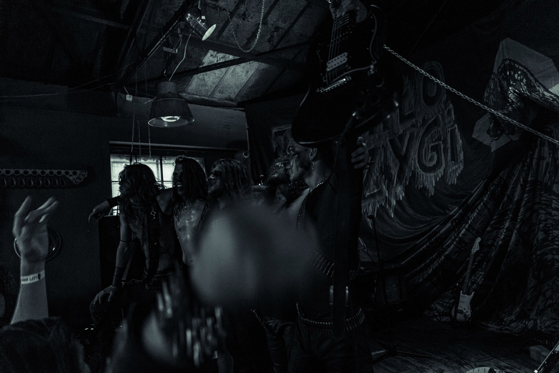 BAGNO (oldschool black/death)w składzie:Krzysiek - wokalKuba - gitaraThrasher - gitara Kacper - bassMaciek - garyDestrukcja i zgnilizna, wszystko czego nie chcesz usłyszeć a i tak się pojawisz, Druga fala dobrej muzy z Rzeszowa, bo pierwsza skończyła się w latach 90.Produkcja Left Hand Soundsfot. Andrzej Wasilkiewicz/kaziq.com