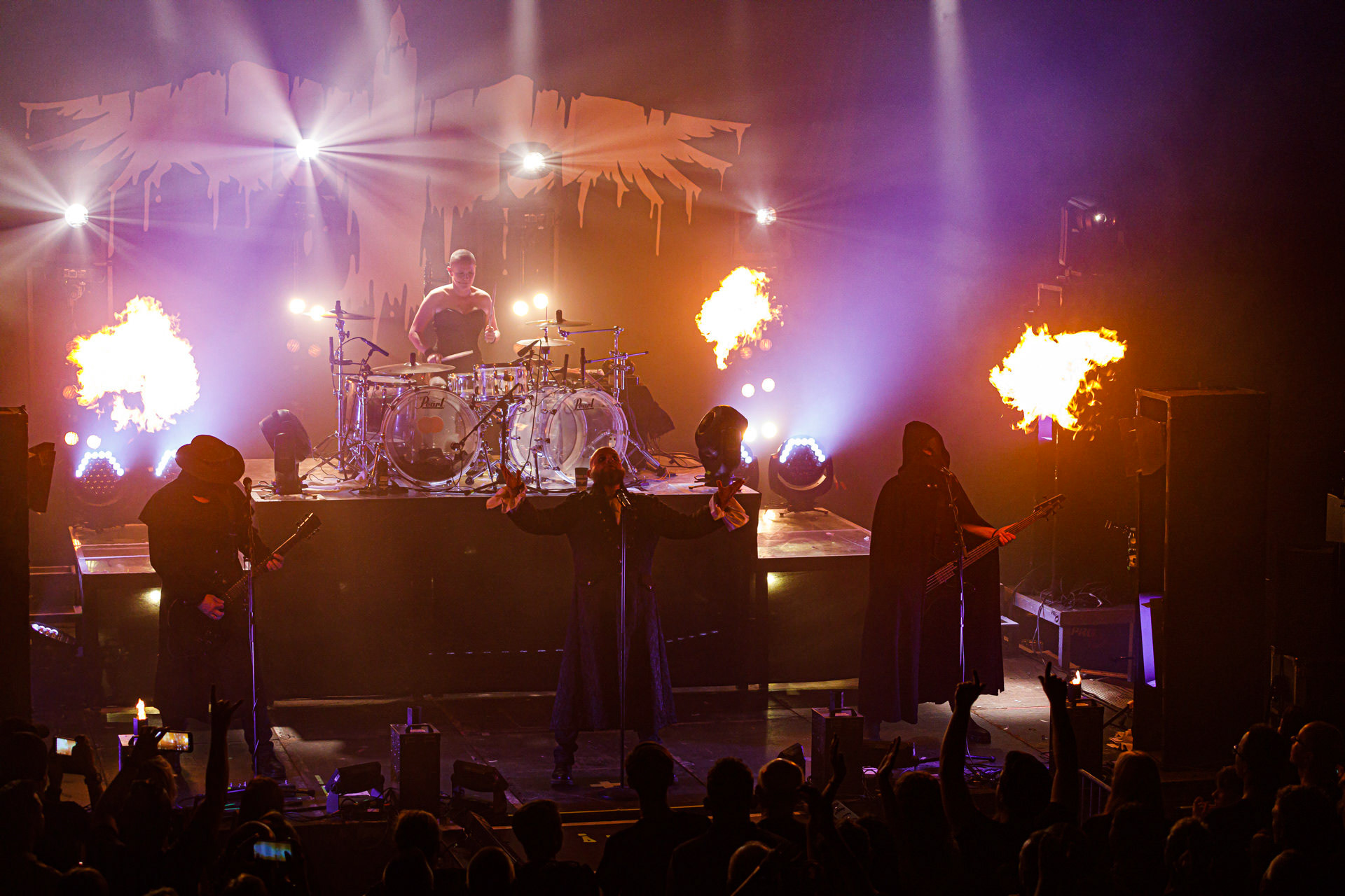 18.06.2022 - Mono Inc. zagrali w warszawskim klubie Progresja.Mono Inc. - niemiecki zespol z Hamburga wykonujący gotyckiego rocka, w składzie:Carl Fornia - git.Katha Mia - drums, Manuel Antoni - bass,Martin Engler - vocal,Gothic, industrial,  alternative, rock.Produkcja Winiary Bookings.fot. Andrzej Wasilkiewicz/kaziq.com