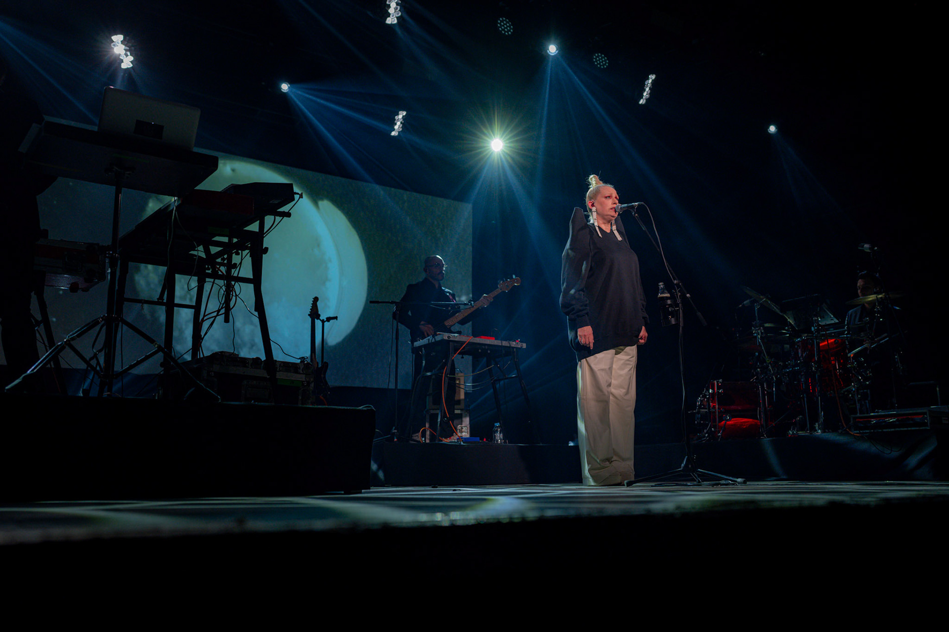 2024.03.16 NOSOWSKA klub Stodola. Koncert w ramach trasy "Widzimy sie wieczorem", promujacej najnowszy album artystki, "Degrengolada". fot. Andrzej Wasilkiewicz/Reporter