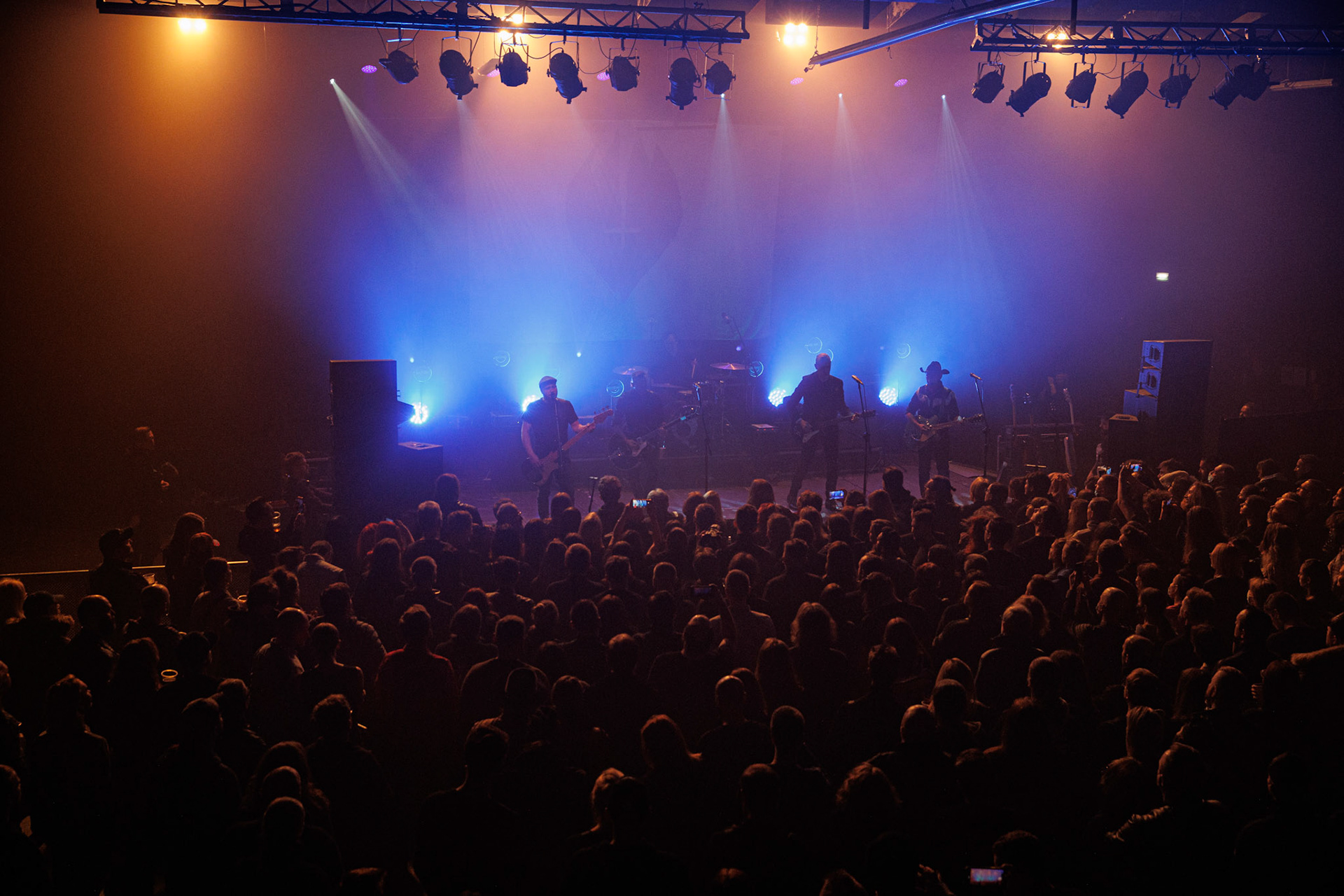 22.01.2022 koncert Me And That Man w Warszawie,Klub Progresja,n/z Adam Nergal Darski - gitara, wokal,n/z John Porter - gitara, wokal,n/z Lukasz Kumanski - perkusja,n/z Matteo Bassoli - bass, wokal,n/z Sasha Boole - gitara, wokal,Nergal znany jest z szerokich horyzontow muzycznych. Lider Behemoth nigdy nie kryl swojej sympatii do lzejszej, klimatycznej muzyki, spod znaku country, folku, bluesa. Dowodem jest zespol Me And That Man.Fot. Andrzej Wasilkiewicz/Reporter