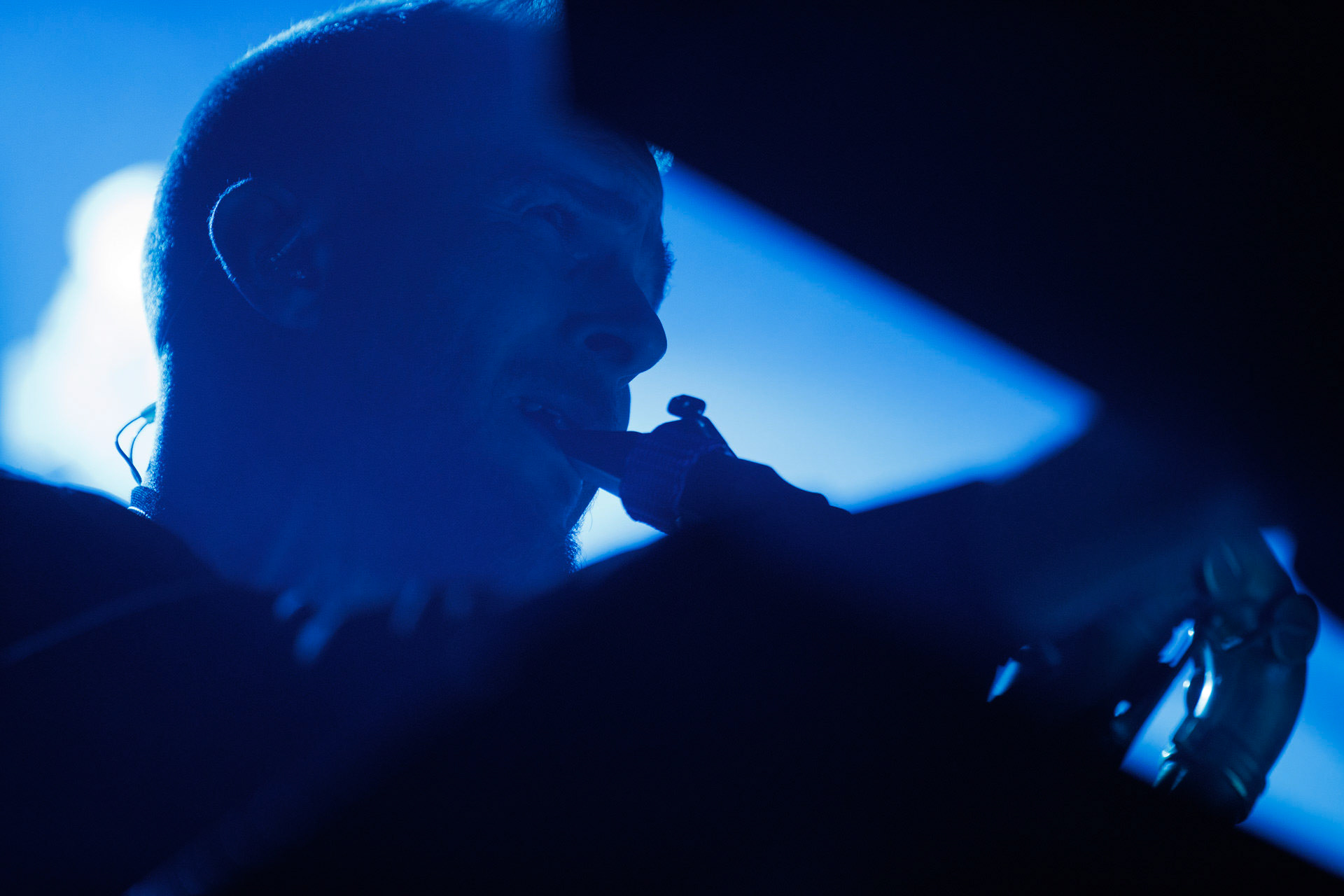 Lao Che - „Trasa Pozegnalna - No to Che”  17.11.2021 Warszawa klub Stodola.n/z Karol Gola – saksofon barytonowy, flet, instrumenty klawiszowe,rock alternatywny, crossover, rock, metal, folk, piosenka aktorska, elektro, słuchowisko,fot. Andrzej Wasilkiewicz/REPORTER