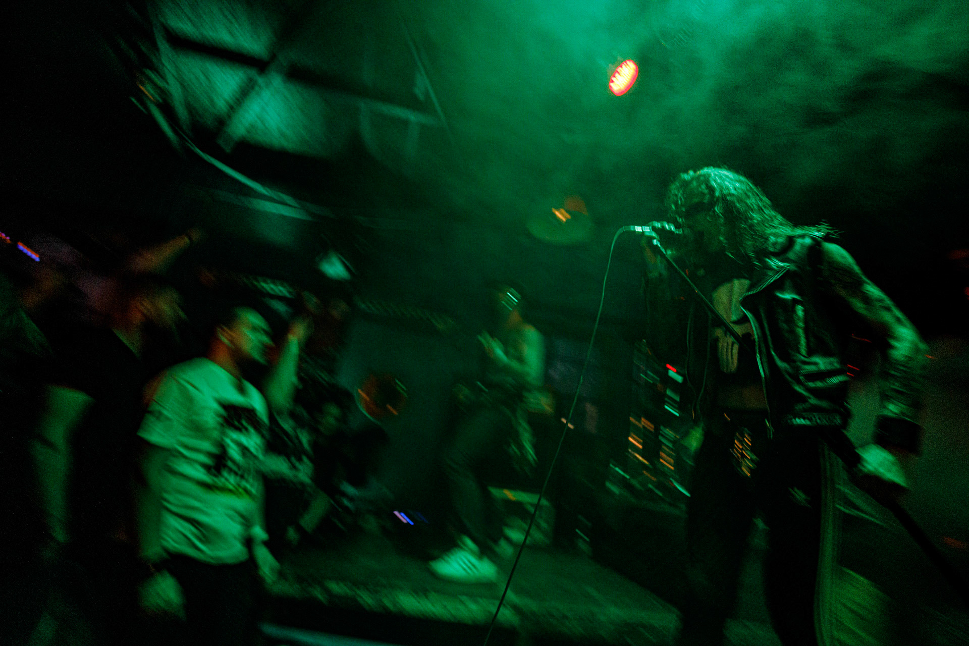 TRUCHŁO STRZYGI (black punk), Gwiezdny Demon - release show,w składzie:Gambit - wokalP. - gitara/wokalAlkatraz - gitara/wokalKaczor - garyMadness - bass/wokalPanass - bass/wokalGolem - nosferatu/wokalCzarownice - tba/wokalChłopaki z baraków polskiego metalu, rozpędzona maszyna do robienia grubego melanżu, gwiezdne trupy, kreatury obrzydlistwa i martwi decydenci podziemia. Prawdopodobnie pierwszy i ostatni raz zagrają całego Demona na żywo, a Ty mordeczko będziesz miał o czym kolegom przy wódce opowiadać.Produkcja Left Hand Soundsfot. Andrzej Wasilkiewicz/kaziq.com