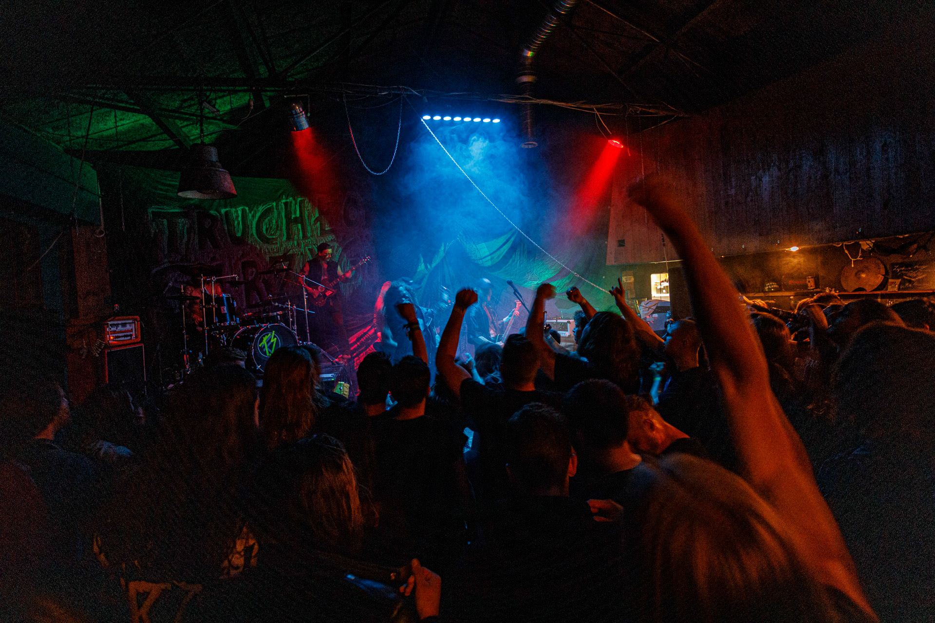 TRUCHŁO STRZYGI (black punk), Gwiezdny Demon - release show,w składzie:Gambit - wokalP. - gitara/wokalAlkatraz - gitara/wokalKaczor - garyMadness - bass/wokalPanass - bass/wokalGolem - nosferatu/wokalCzarownice - tba/wokalChłopaki z baraków polskiego metalu, rozpędzona maszyna do robienia grubego melanżu, gwiezdne trupy, kreatury obrzydlistwa i martwi decydenci podziemia. Prawdopodobnie pierwszy i ostatni raz zagrają całego Demona na żywo, a Ty mordeczko będziesz miał o czym kolegom przy wódce opowiadać.Produkcja Left Hand Soundsfot. Andrzej Wasilkiewicz/kaziq.com