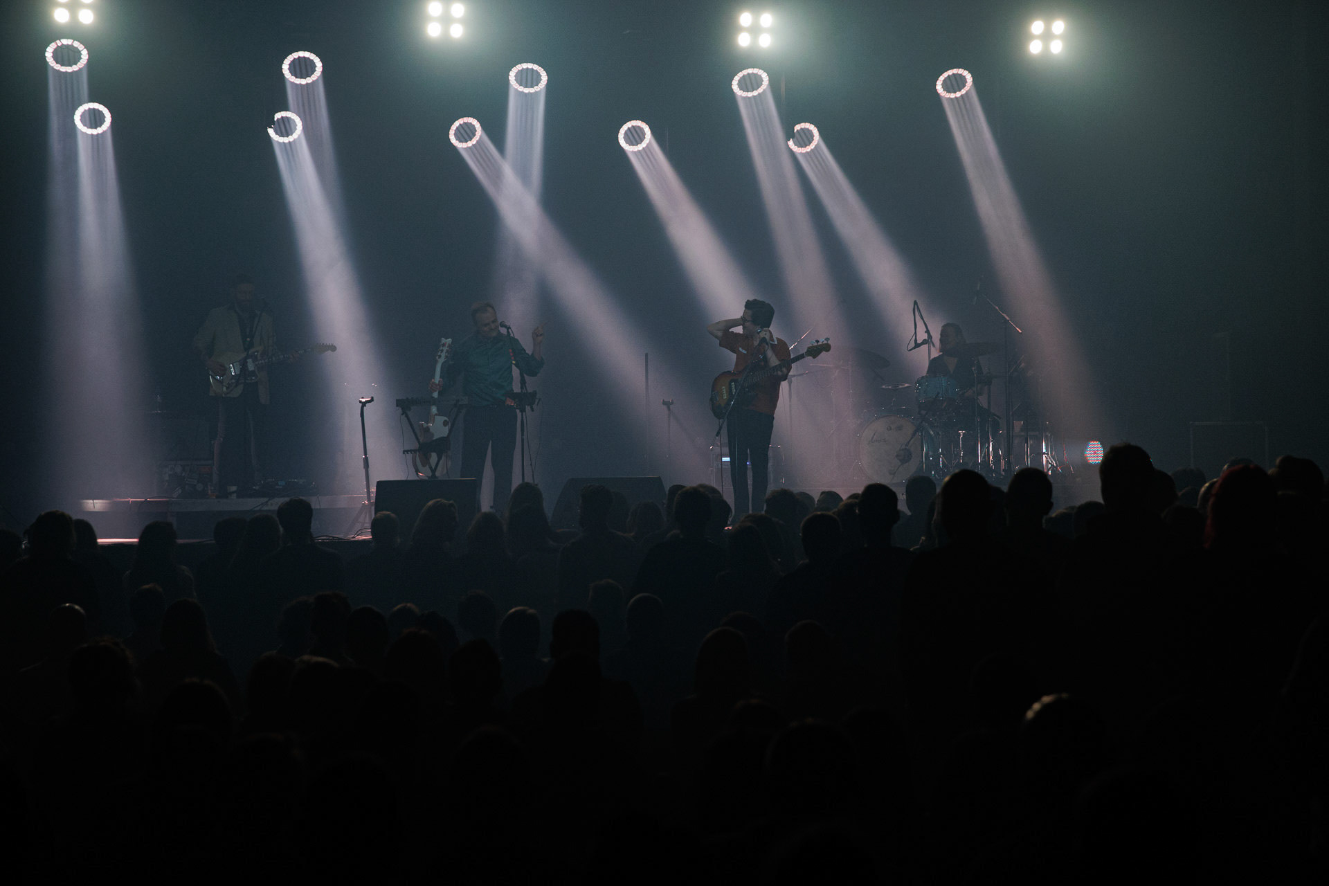 18.12.2021 Karas Rogucki - koncert klub Stodoła - Warszawan/z Piotr Rogucki - wokal gitara,n/z Kuba Karas - wokal bass,n/z Wiktoria Jakubowska - perkusja,n/z Kamil Holden Kryszak - gitara,Alternatywny pop, Kayax, Ostatni bastion romantyzmu, fot. Andrzej Wasilkiewicz/Reporter