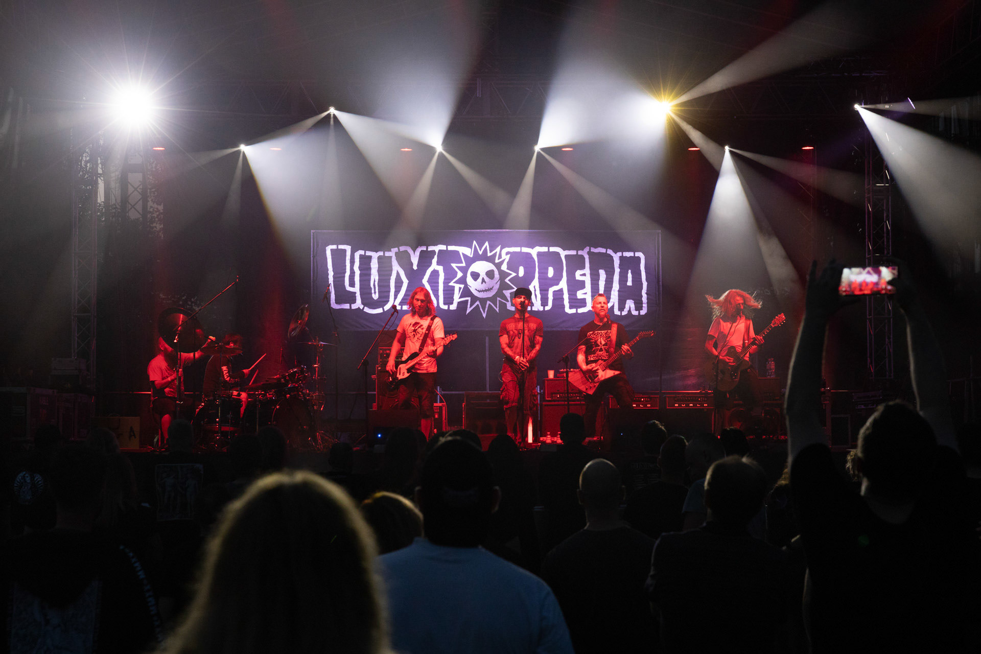 Koncert Luxtorpeda 10 urodziny. Warszawa Progresja.Gramy do Woli.n/z.Robert „Litza” Friedrich – gitara, wokal,n/z.Przemysław „Hans” Frencel – wokal, rapn/z.Robert „Drężmak” Drężek – gitaran/z.Krzysztof „Kmieta” Kmiecik – gitara basowan/z.Tomasz „Krzyżyk” Krzyżaniak – perkusjaFot. Andrzej kaziq Wasilkiewicz/Reporter