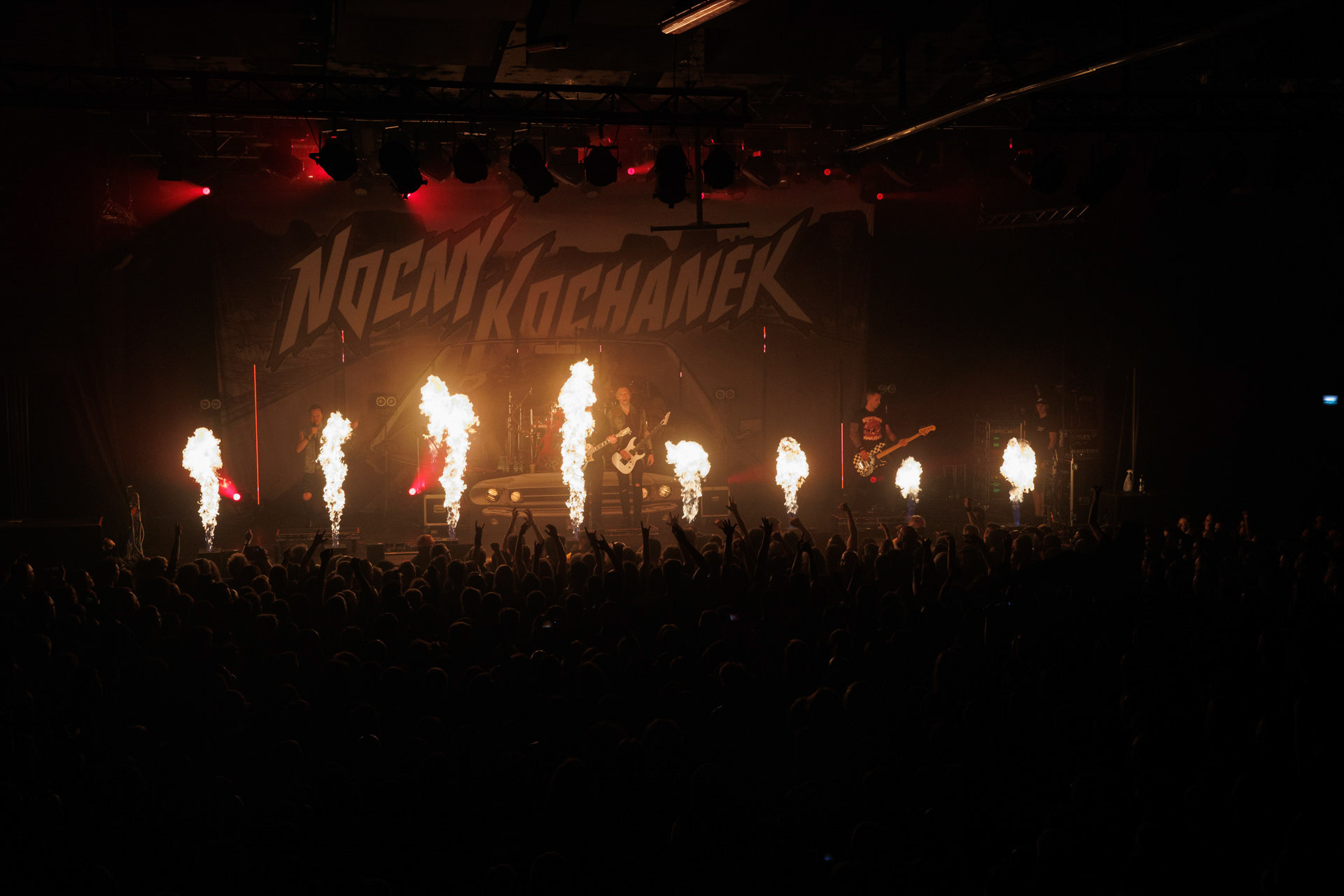 18.12.2021 Nocny Kochanek - Antysylwester Antyradia,18 lat klubu Progresja,Nocny Kochanek - koncert Warszawa,Progresja, pirotechnika, Zdrajcy Metalu, klasyczny heavy metal, Alter Ego, Night Mistress.n/z Krzysiek Sokolowski – wokal,n/z Arkadiusz Majstrak – gitara,n/z Artur Pochwala – bas,n/z Robert Kazon Kazanowski – gitara,n/z Artur Zurek – perkusja,Fot. Andrzej Wasilkiewicz/Reporter