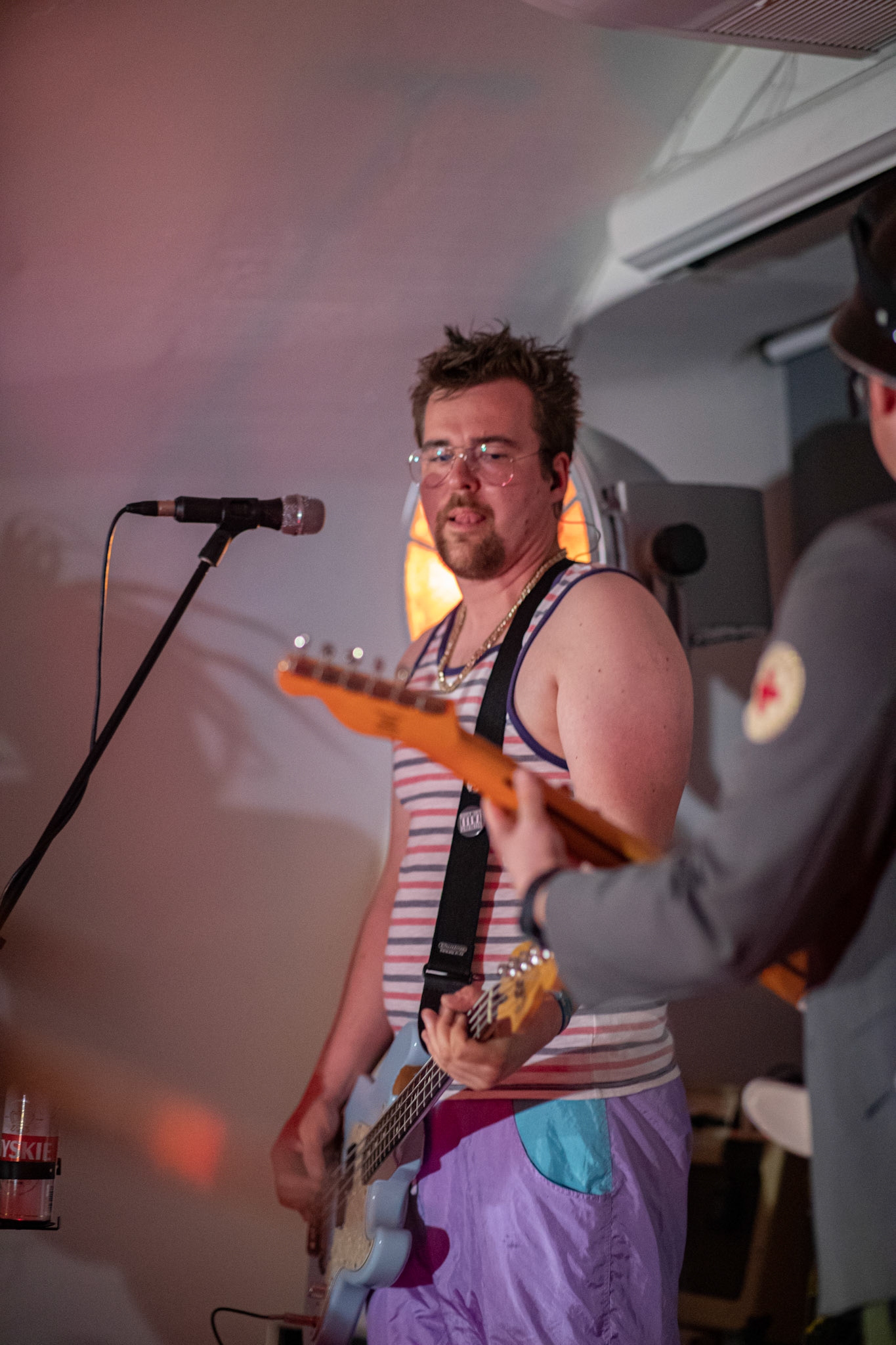 The Novorodkens, koncert w Warszawie, Dj Szneptuch – szczebiot czołowy, bas, chórki, sample, batuta i szpicrutaMagister Hitler – bas, wokaliza, chórki, gitara rytmiczna, najebkaDoktor PajHIVo – bębny, bongosy, gitara solowa, umiejętności wokalne, chórkiProfesor Gówniarz – lewizna wokalna, zwięzła i chóralna, wyprowadzanie ciosówProdziekan Pinglarz – uprawomocniony głos ścisły tudzież kantor, cytaty z brewiarzaInżynier Królewicz – gitara rytmiczna, solowa, przypowieści, świergoty i treleDocent Niedziwara – melodyka, chórki, kwilenia i jęki, odczynianie uroków, gusłaMrówka - perkusja,Hacrmistrz Gruczoł – walka z upośledzeniem, choreografia i obsługa gastronomiczna