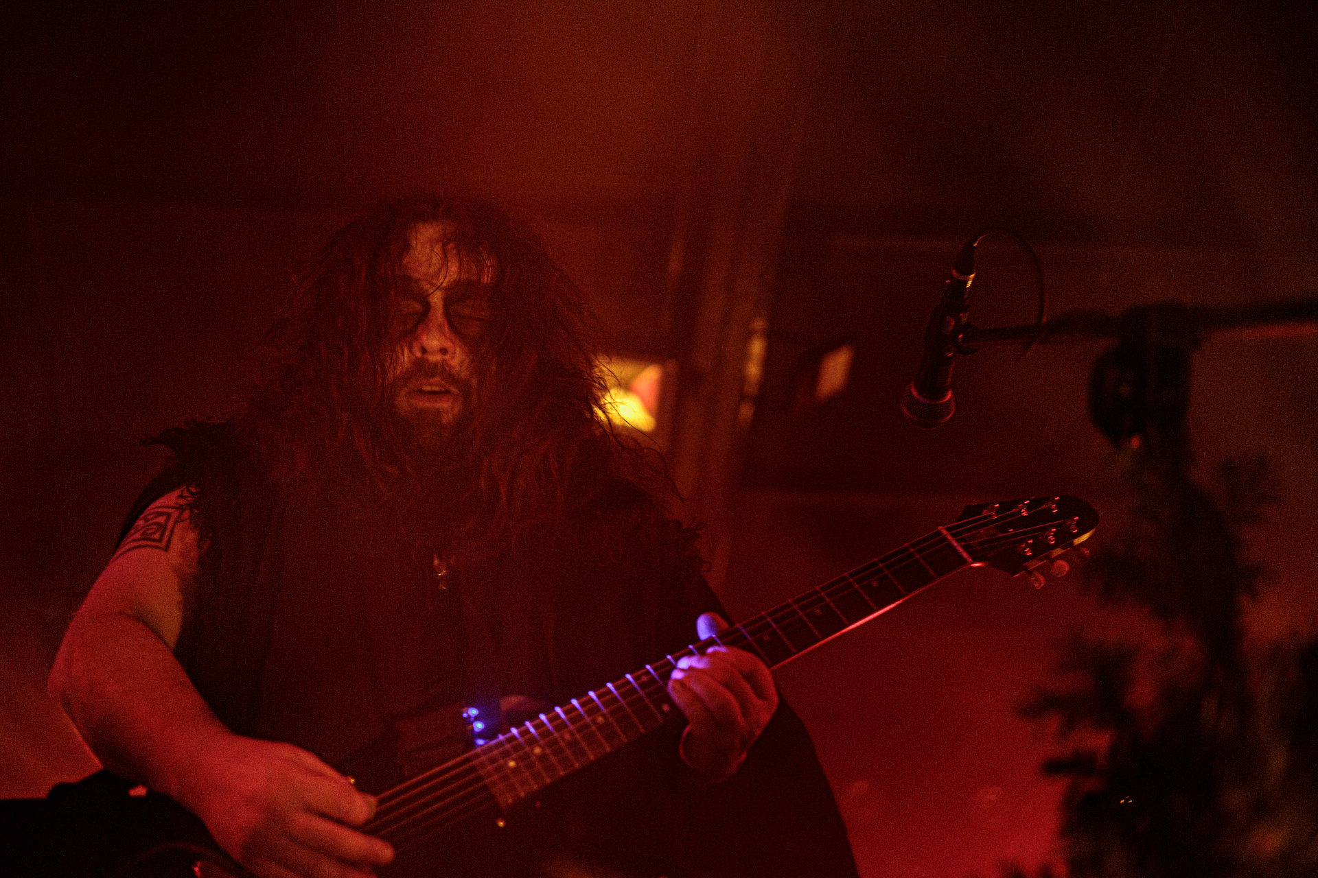 21.10.2022 𝗪𝗢𝗟𝗩𝗘𝗦 𝗜𝗡 𝗧𝗛𝗘 𝗧𝗛𝗥𝗢𝗡𝗘 𝗥𝗢𝗢𝗠 - klimatyczny black metal,  zespół braci Nathana i Aarona Weaverow. Powstal w 2002 roku w Olympia w stanie Waszyngton.  W amerykanskim sercu natury, gor, lasow i jezior, przyroda przeklada sie na atmosfere muzyki WITTR, w ktorej poza blackowymi, jest miejsce na elementy transowe i ambientowe. Wolves In The Throne Room gra bez makijazy, bez kapturow i masek, przy swietle plomieni, co tworzy aure swoistego muzycznego rytualu. Nathan Weaver – guitar, lead vocals,Aaron Weaver – drums, bass, synthesizers,Kody Keyworth – guitar, vocals, Produkcja Knock Out Productions,fot. Andrzej Wasilkiewicz/Reporter