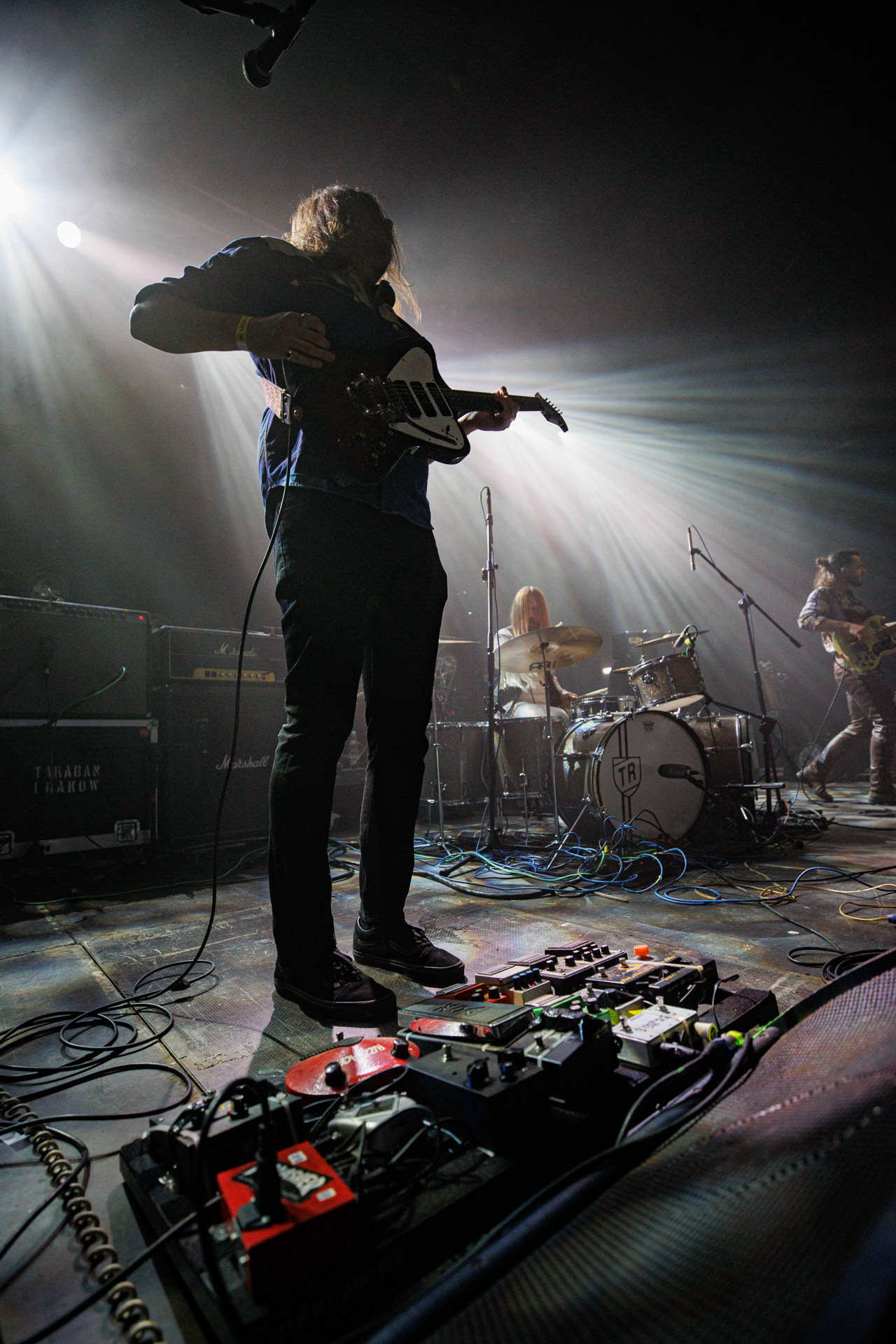 22.01.2022 - Taraban - support Me And That Man, warszawska Progresja.n/z Maciek Trojanowski - gitara,n/z Kris Gonda - perkusja,Taraban to krakowskie power-trio, bluesa, prog-rocka oraz proto-metal.fot. Andrzej kaziq Wasilkiewicz/Reporter