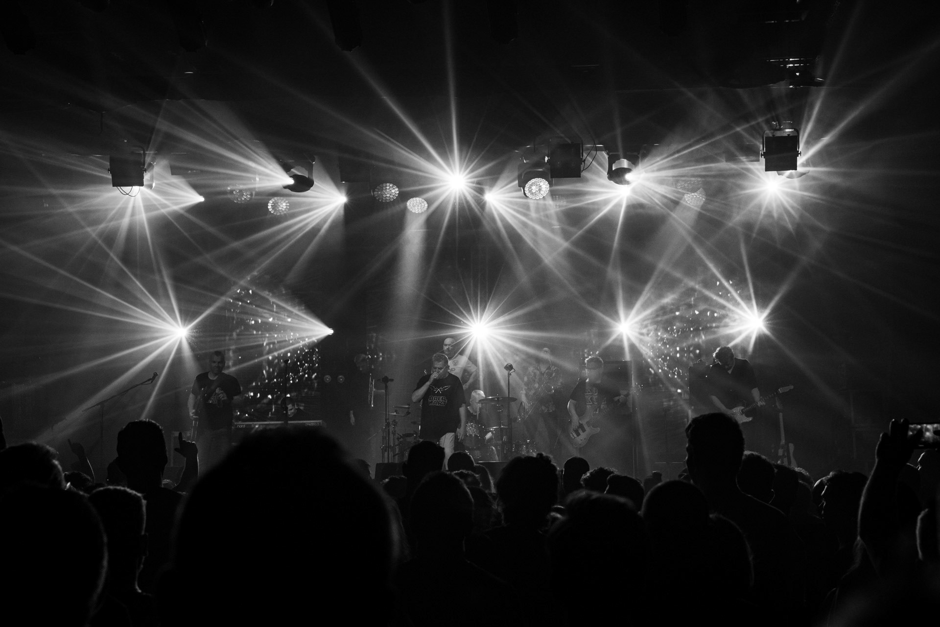 KULT - koncert Pomaranczowa Trasa 2021 - Warszawa Stodoła. 29 pazdziernika 2021. Kazik Staszewski wokal,Wojciech Jablonski gitara,Piotr Morawiec gitara,Ireneusz Werenski bas,Tomasz Goehs perkusja,Konrad Wantrych klawisze,Janusz Zdunek trabka,Mariusz Godzina saksofony,Jarosław Wazny puzon,Rock, rock progresywny, rock alternatywny, punk, nowa fala, polski rock.fot. Andrzej kaziq Wasilkiewicz/Reporter