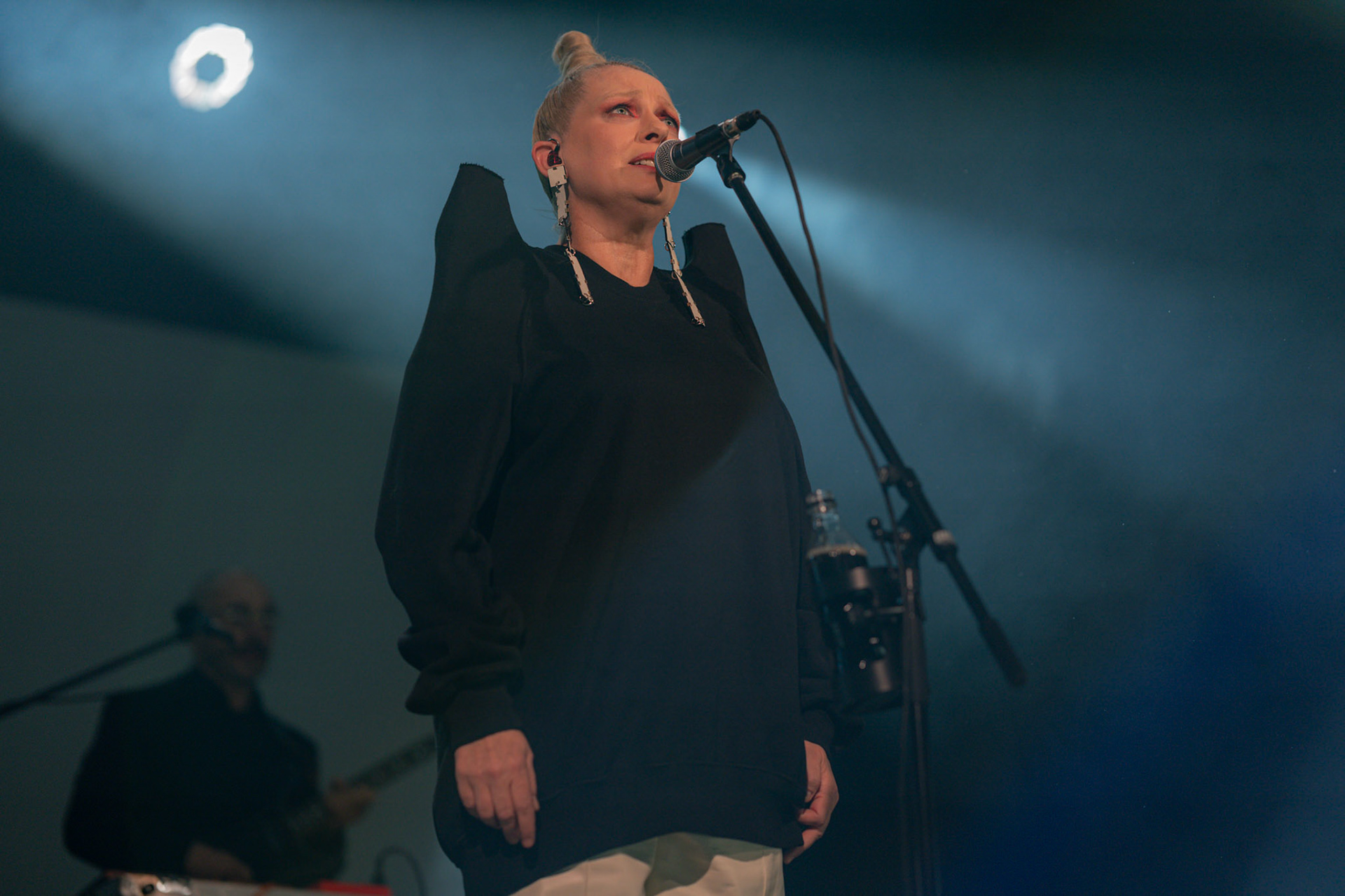 2024.03.16 NOSOWSKA klub Stodola. Koncert w ramach trasy "Widzimy sie wieczorem", promujacej najnowszy album artystki, "Degrengolada". fot. Andrzej Wasilkiewicz/Reporter