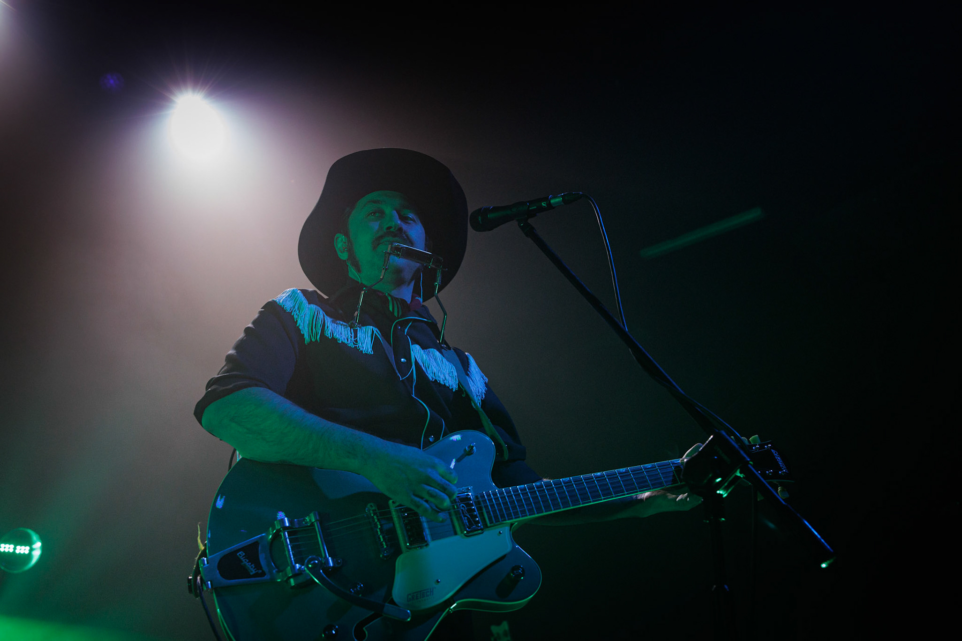 22.01.2022 koncert Me And That Man w Warszawie,Klub Progresja,n/z Sasha Boole - gitara, wokal,Nergal znany jest z szerokich horyzontow muzycznych. Lider Behemoth nigdy nie kryl swojej sympatii do lzejszej, klimatycznej muzyki, spod znaku country, folku, bluesa. Dowodem jest zespol Me And That Man.Fot. Andrzej Wasilkiewicz/Reporter