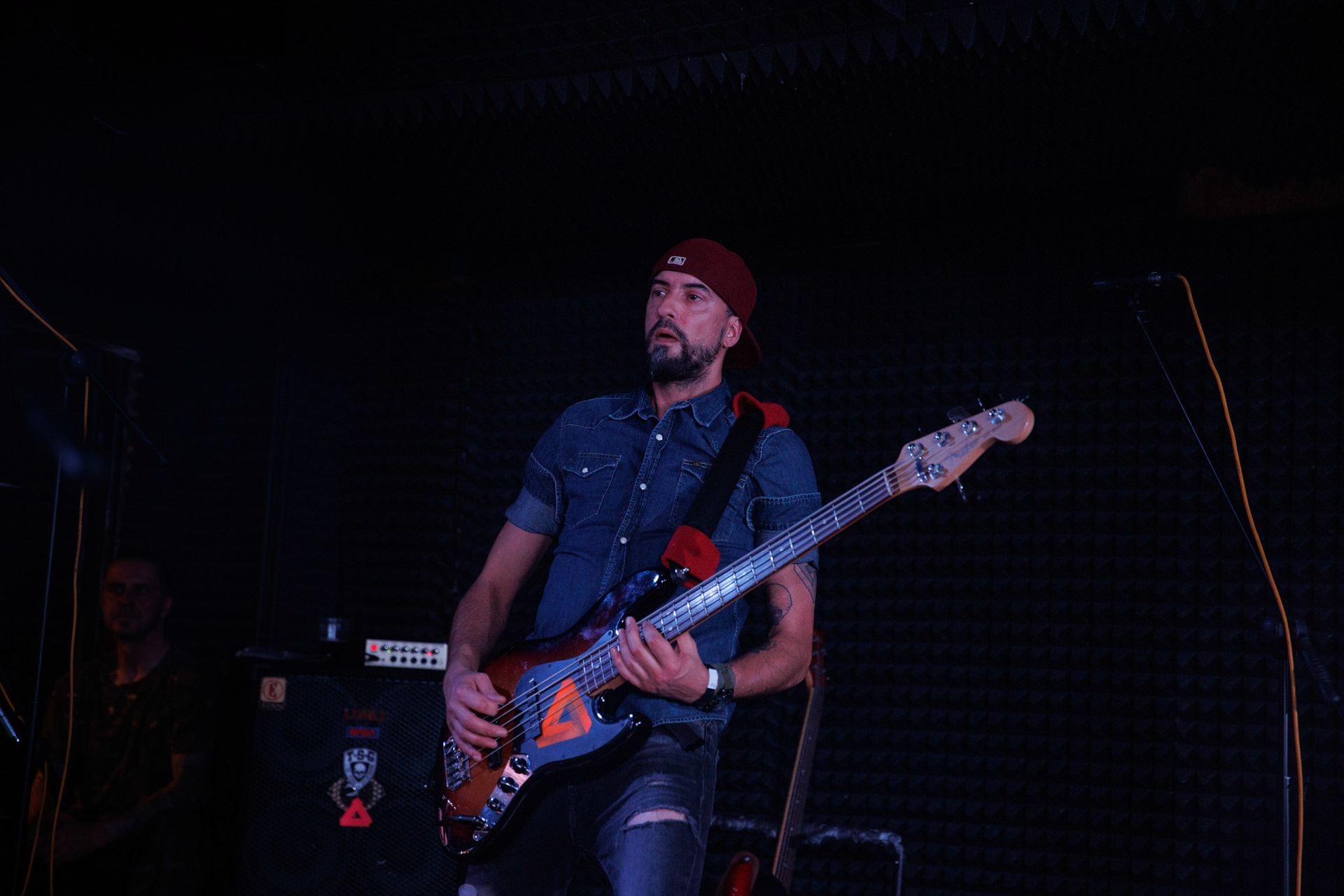 12.11.2021 Lipali - koncert Warszawa klub Remont.Najnowszy album „MOSTY, RZEKI, LUDZIE”.Lukasz Gajowy Gajowniczek - bass,Rock, rock progresywny, rock alternatywny, polski rock.fot. Andrzej kaziq Wasilkiewicz/Reporter