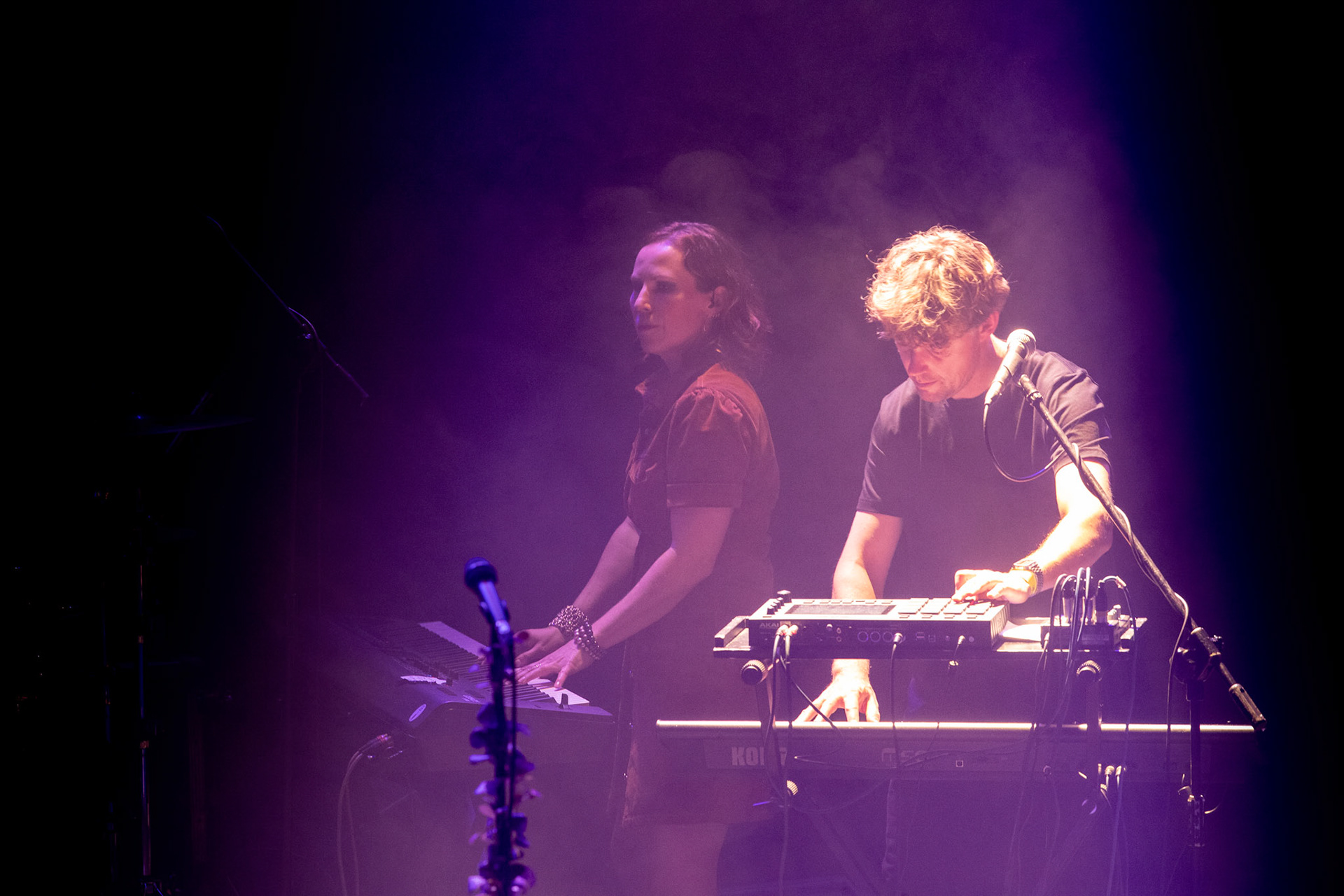 The Gathering: holenderska grupa rockowa, trasa The Gathering_30th Anniversary od doom-metalowego brzmienia z lat 90 po melodyjne i klimatyczne rejony rocka, trip-rock, post-rock, metalu, czy shoegaze. Koncert Warszawa Progresja, HQ44

The Gathering w składzie:
Silje Wergeland – wokal
Rene Rutten – gitara
Hans Rutten – perkusja
Frank Boeijen – klawisze
Hugo Prinsen Geerligs – bass
fot. Andrzej kaziq Wasilkiewicz/Reporter