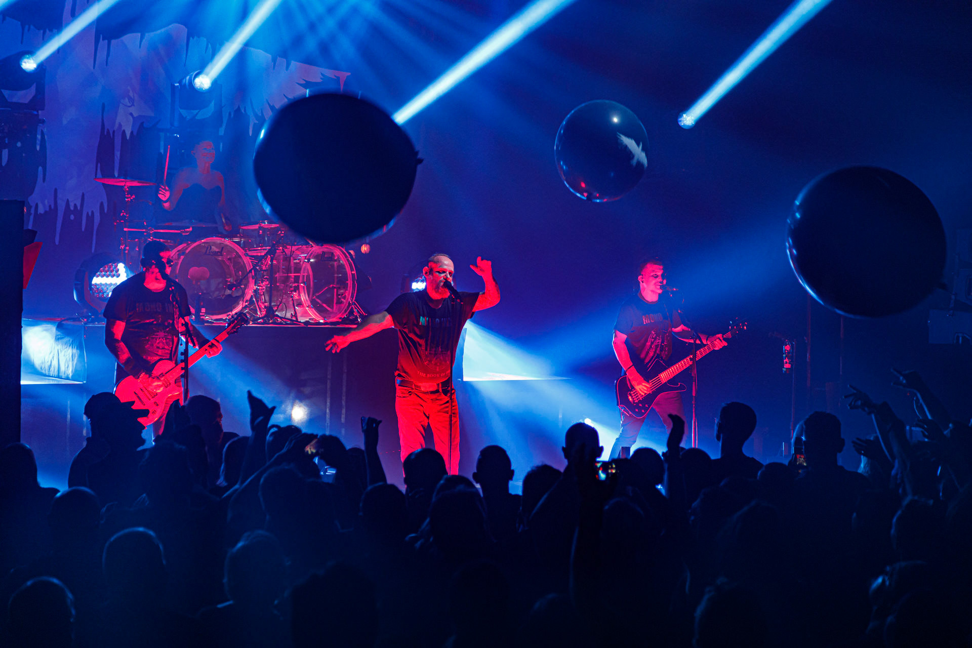 18.06.2022 - Mono Inc. zagrali w warszawskim klubie Progresja.Mono Inc. - niemiecki zespol z Hamburga wykonujący gotyckiego rocka, w składzie:Carl Fornia - git.Katha Mia - drums, Manuel Antoni - bass,Martin Engler - vocal,Gothic, industrial,  alternative, rock.Produkcja Winiary Bookings.fot. Andrzej Wasilkiewicz/kaziq.com