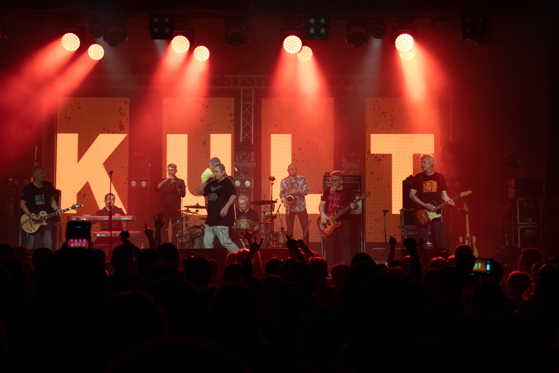 KULT - koncert Pomaranczowa Trasa 2021 - Warszawa Stodoła. 29 pazdziernika 2021. Kazik Staszewski wokal,Wojciech Jablonski gitara,Piotr Morawiec gitara,Ireneusz Werenski bas,Tomasz Goehs perkusja,Konrad Wantrych klawisze,Janusz Zdunek trabka,Mariusz Godzina saksofony,Jarosław Wazny puzon,Rock, rock progresywny, rock alternatywny, punk, nowa fala, polski rock.fot. Andrzej kaziq Wasilkiewicz/Reporter