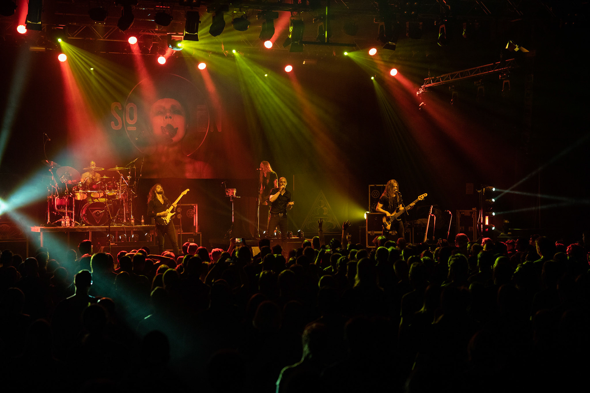 SOEN - Szwecja, rock progresywny, progmetal.  Stefan Stenberg – Bass
Cody Ford – Guitar
Lars Åhlund – Keys, guitar
Joel Ekelöf – Vocals
Martin Lopez – Drums, percussion
Knock Out Productions
Progresja Warszawa. fot. Andrzej Wasilkiewicz/Reporter