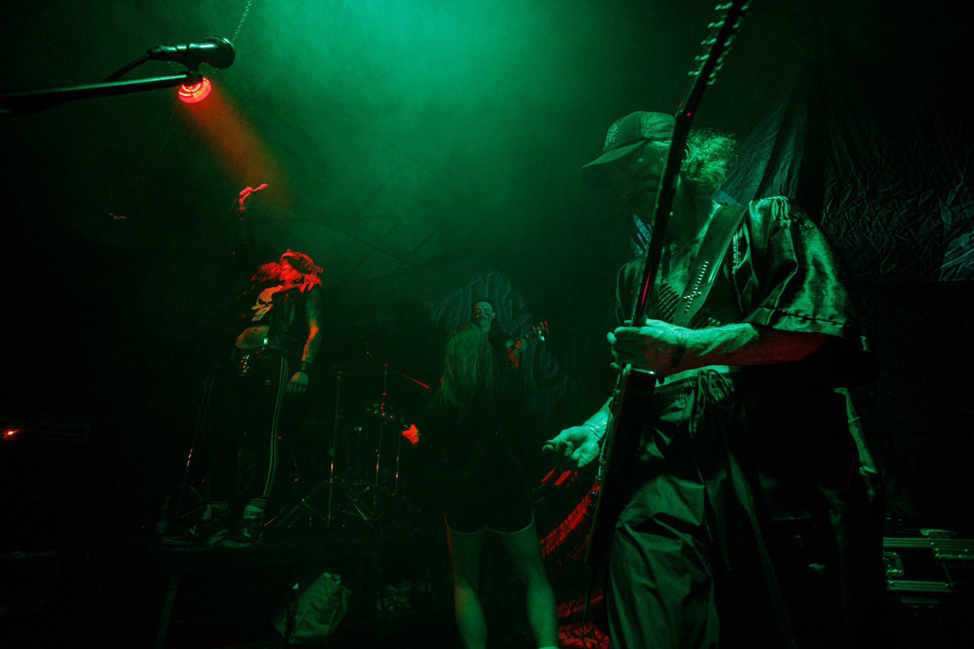 TRUCHŁO STRZYGI (black punk), Gwiezdny Demon - release show,w składzie:Gambit - wokalP. - gitara/wokalAlkatraz - gitara/wokalKaczor - garyMadness - bass/wokalPanass - bass/wokalGolem - nosferatu/wokalCzarownice - tba/wokalChłopaki z baraków polskiego metalu, rozpędzona maszyna do robienia grubego melanżu, gwiezdne trupy, kreatury obrzydlistwa i martwi decydenci podziemia. Prawdopodobnie pierwszy i ostatni raz zagrają całego Demona na żywo, a Ty mordeczko będziesz miał o czym kolegom przy wódce opowiadać.Produkcja Left Hand Soundsfot. Andrzej Wasilkiewicz/kaziq.com