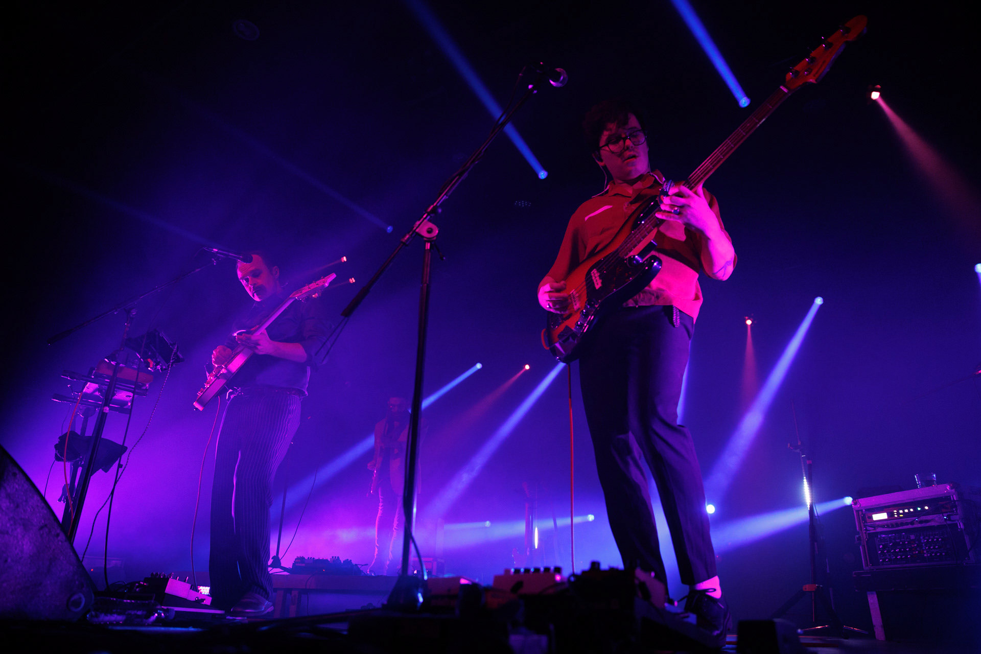 18.12.2021 Karas Rogucki - koncert klub Stodoła - Warszawan/z Piotr Rogucki - wokal gitara,n/z Kuba Karas - wokal bass,n/z Kamil Holden Kryszak - gitara,Alternatywny pop, Kayax, Ostatni bastion romantyzmu, fot. Andrzej Wasilkiewicz/Reporter