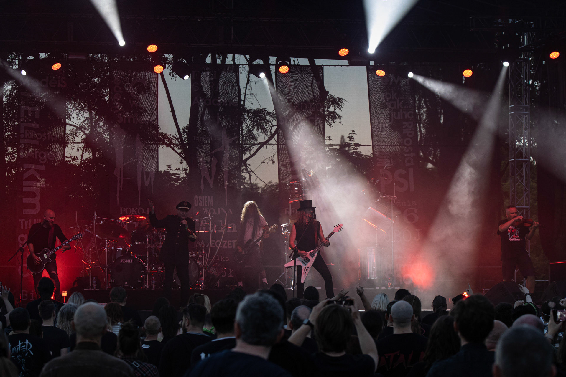 Hunter - postpandemoniczny koncert z okazji XXXV-lecia.Progresja - Gramy do Woli, Warszawa.Paweł „Drak” Grzegorczyk – wokal, gitara, Piotr „Pit” Kędzierzawski – gitara, Michał „Jelonek” Jelonek – skrzypce, Konrad „Saimon” Karchut – gitara basowa, Dariusz „Daray” Brzozowski – perkusja, Arkadiusz „Letki” Letkiewicz – instrumenty perkusyjne.Letnia Scena Progresji.fot. Andrzej Wasilkiewicz/Reporter