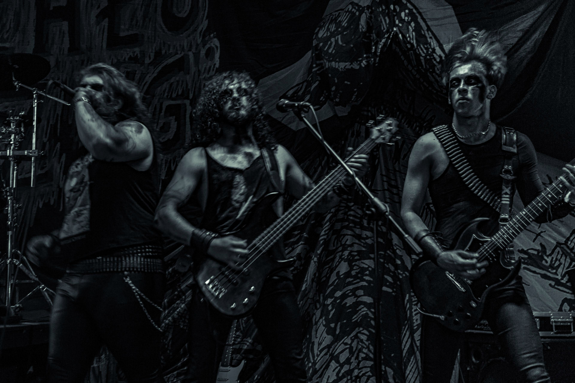 BAGNO (oldschool black/death)w składzie:Krzysiek - wokalKuba - gitaraThrasher - gitara Kacper - bassMaciek - garyDestrukcja i zgnilizna, wszystko czego nie chcesz usłyszeć a i tak się pojawisz, Druga fala dobrej muzy z Rzeszowa, bo pierwsza skończyła się w latach 90.Produkcja Left Hand Soundsfot. Andrzej Wasilkiewicz/kaziq.com