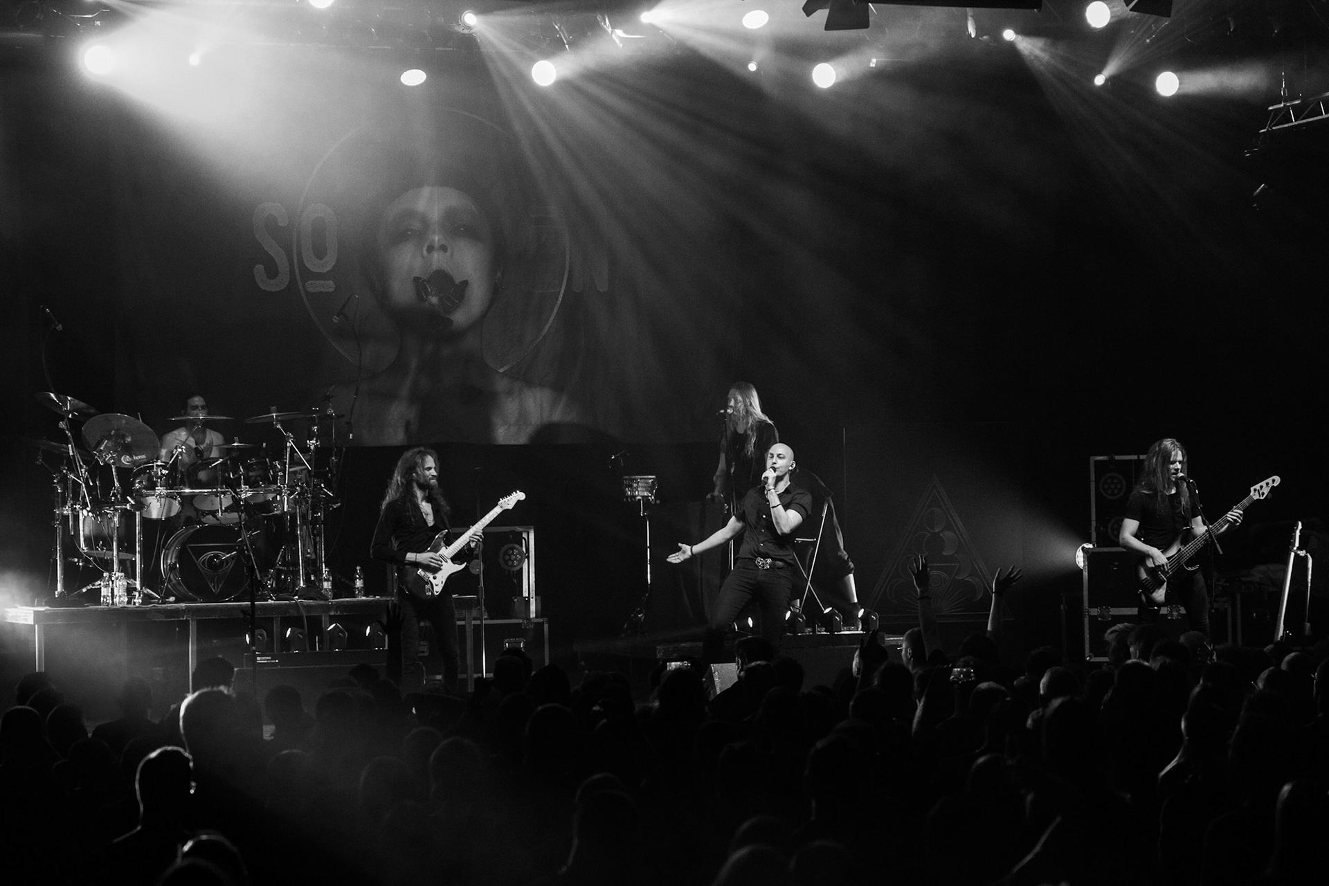 SOEN - Szwecja, rock progresywny, progmetal.  Stefan Stenberg – Bass
Cody Ford – Guitar
Lars Åhlund – Keys, guitar
Joel Ekelöf – Vocals
Martin Lopez – Drums, percussion
Knock Out Productions
Progresja Warszawa. fot. Andrzej Wasilkiewicz/Reporter