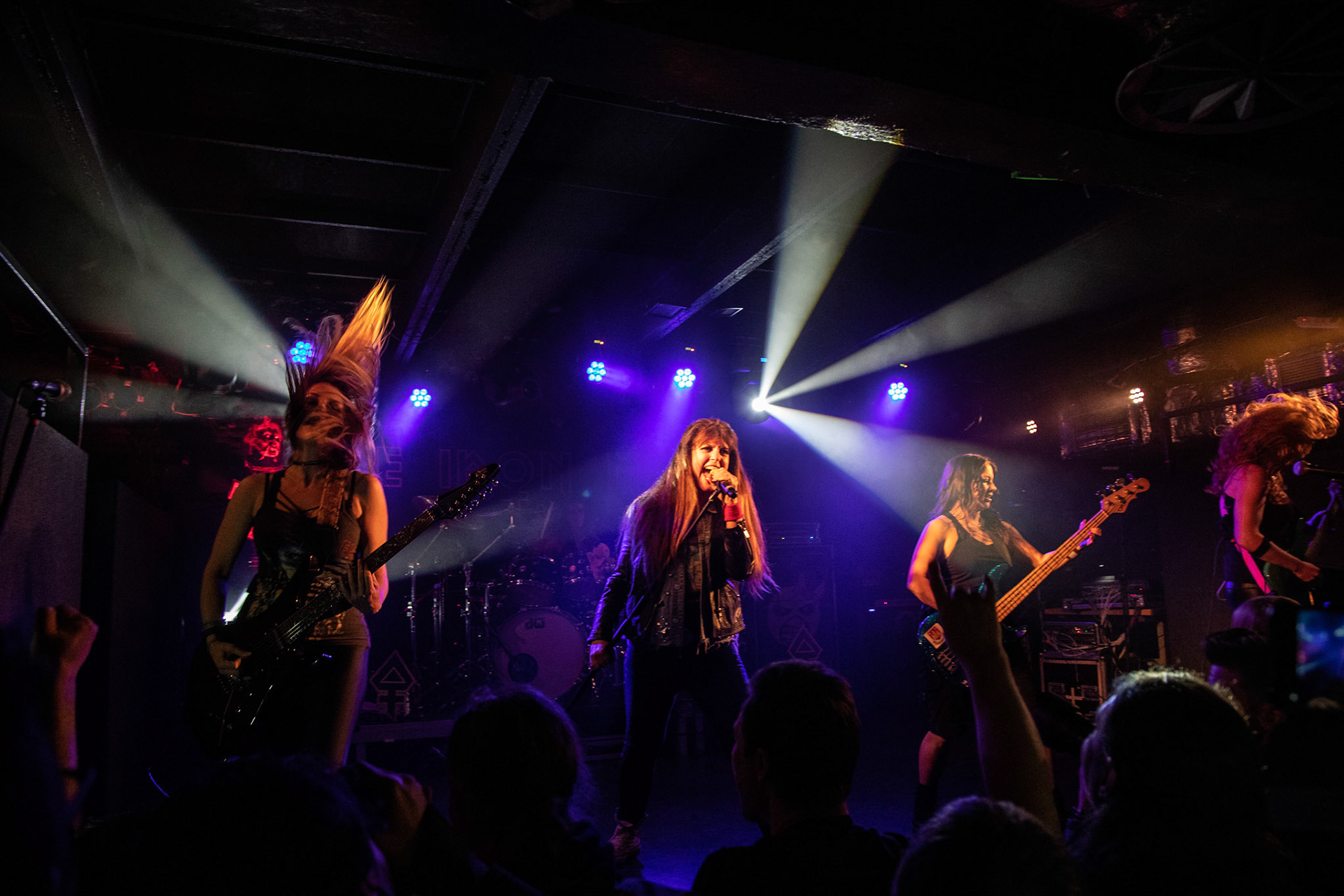 6.05.2019 The Iron Maidens koncert w warszawskiej Proximie - n/z od lewej Nikki Stringfield „Davina Murray" - gitara, Kirsten Rosenberg „Bruce Chickinson" - wokal, Wanda Ortiz "Steph Harris" - gitara basowa, Courtney Cox "Adriana Smith" - gitara, The Iron Maidens zespół heavymetalowy utworzony w 2001 roku składa się tylko z kobiet, śpiewających piosenki brytyjskiej grupy Iron Maiden. Klub Proxima, Knockoutproduction, 
fot. Andrzej Wasilkiewicz/Reporter