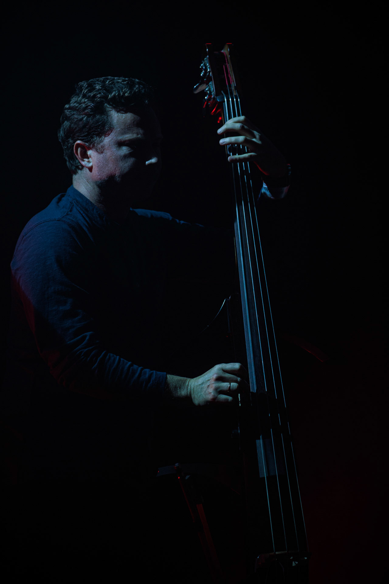 26.04.2022 Portico Quartet Jazz, ambient, electronic, hang. Warszawska Progresja.Portico Quartet to instrumentalny zespol z Londynu w Wielkiej Brytanii. n/z Milo Fitzpatrick - electric and double-bass,Produkcja Winiary Bookings fot. Andrzej Wasilkiewicz/Reporter