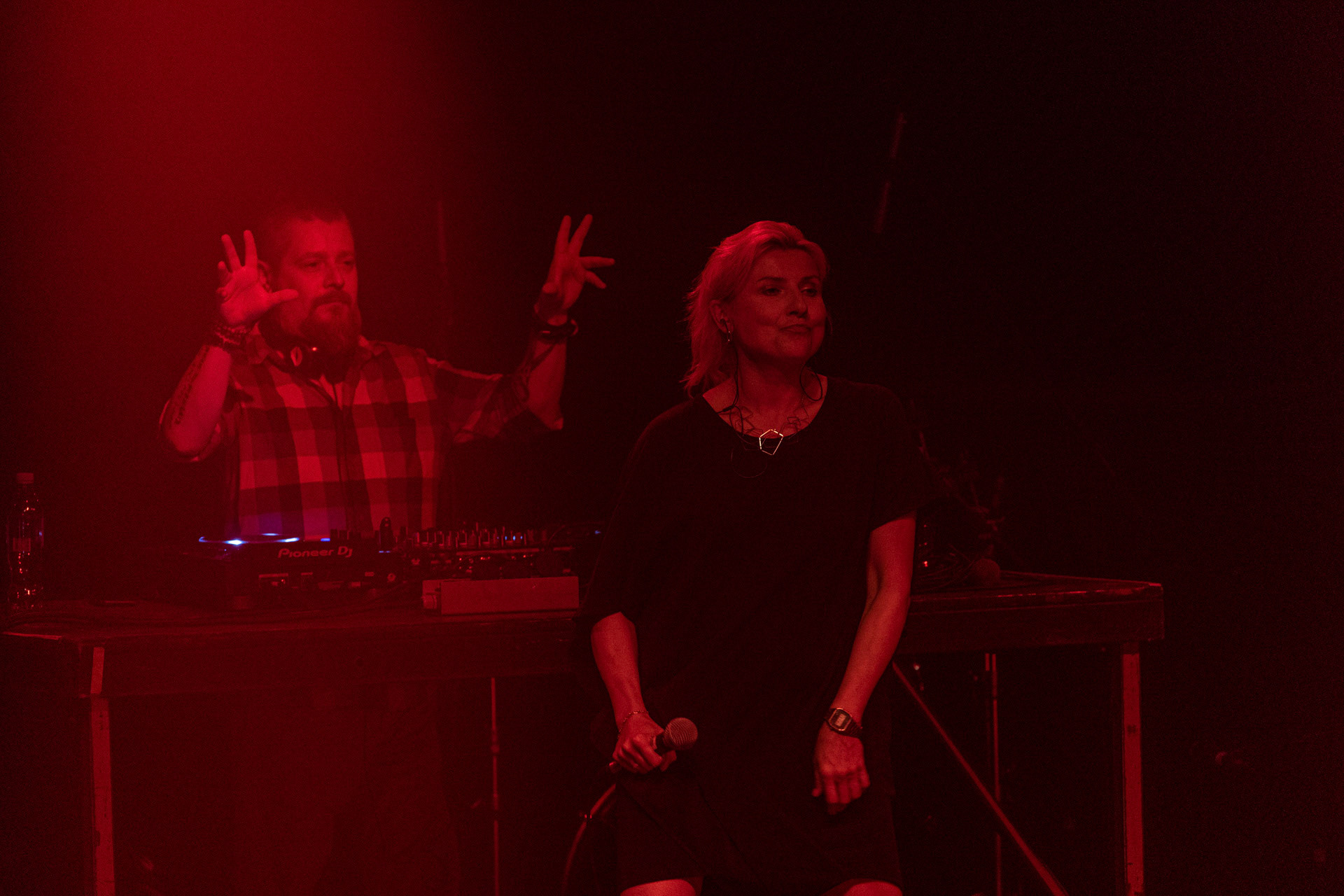 30.08.2022 Fundacja Bezpieczne Niebo wraz z klubem Progresja serdecznie zapraszają na specjalny koncert charytatywny dla Szymona Stankiewicza, który walczy z nowotworem.  KASIA NOWICKA - NOVIKA (wraz z DJ Spox).Od lat jedna z najbardziej aktywnych postaci na polskiej scenie muzycznej.Wokalistka, która początkowo udzielała się w zespole Futro i u boku Smolika, asolowo zadebiutowała w 2006 roku albumem „Tricks Of Life” nominowanym doPaszportu Polityki. Kolejne płyty: „Lovefinder” (2010) i album z remixami „Mixfinder” (2011) zostały nagrodzone Fryderykami w kategorii klubowej. Ostatni solowy album Noviki zatytułowany „Bez Cukru” ukazał się w 2019 roku i zebrał świetne recenzje, a piosenki „Lekko” i „Słabości” często gościły na antenach radiowych. W roku 2021 Novika obchodziła jubileusz 20 lat obecności na scenie i wydała z tej okazji album z nowymi wersjami jej przebojów – Novika 2.0.Chociaż nie gra już jako dj, Novika regularnie występuje wokalnie w klubach w całym kraju w ramach duetu Novika &amp; Mr.Lex. Zagrała na najważniejszych polskich festiwalach (Open’er, FreeForm, Audioriver, Tauron Nowa Muzyka). Od przeszło 15. lat prowadzi również autorskie audycje radiowe. Gościła już na antenach wielu stacji, obecnie prowadzi audycję Lekko w Radiu KAMPUS.Organizacja Progresja i Fundacja Bezpieczne Niebo. fot. Andrzej Wasilkiewicz/kaziq.com