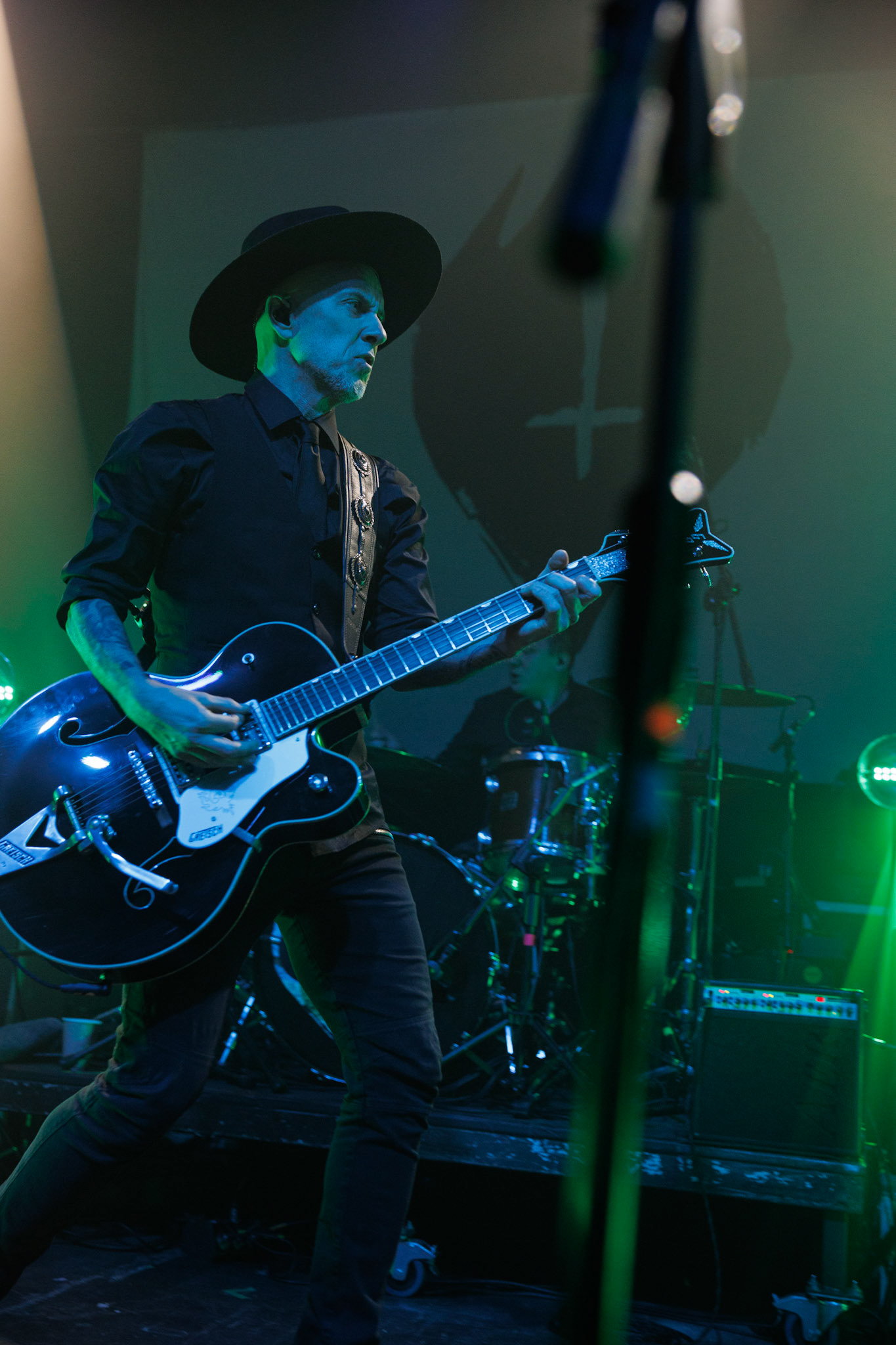 22.01.2022 koncert Me And That Man w Warszawie,Klub Progresja,n/z Adam Nergal Darski - gitara, wokal,n/z John Porter - gitara, wokal,n/z Lukasz Kumanski - perkusja,n/z Matteo Bassoli - bass, wokal,n/z Sasha Boole - gitara, wokal,Nergal znany jest z szerokich horyzontow muzycznych. Lider Behemoth nigdy nie kryl swojej sympatii do lzejszej, klimatycznej muzyki, spod znaku country, folku, bluesa. Dowodem jest zespol Me And That Man.Fot. Andrzej Wasilkiewicz/Reporter