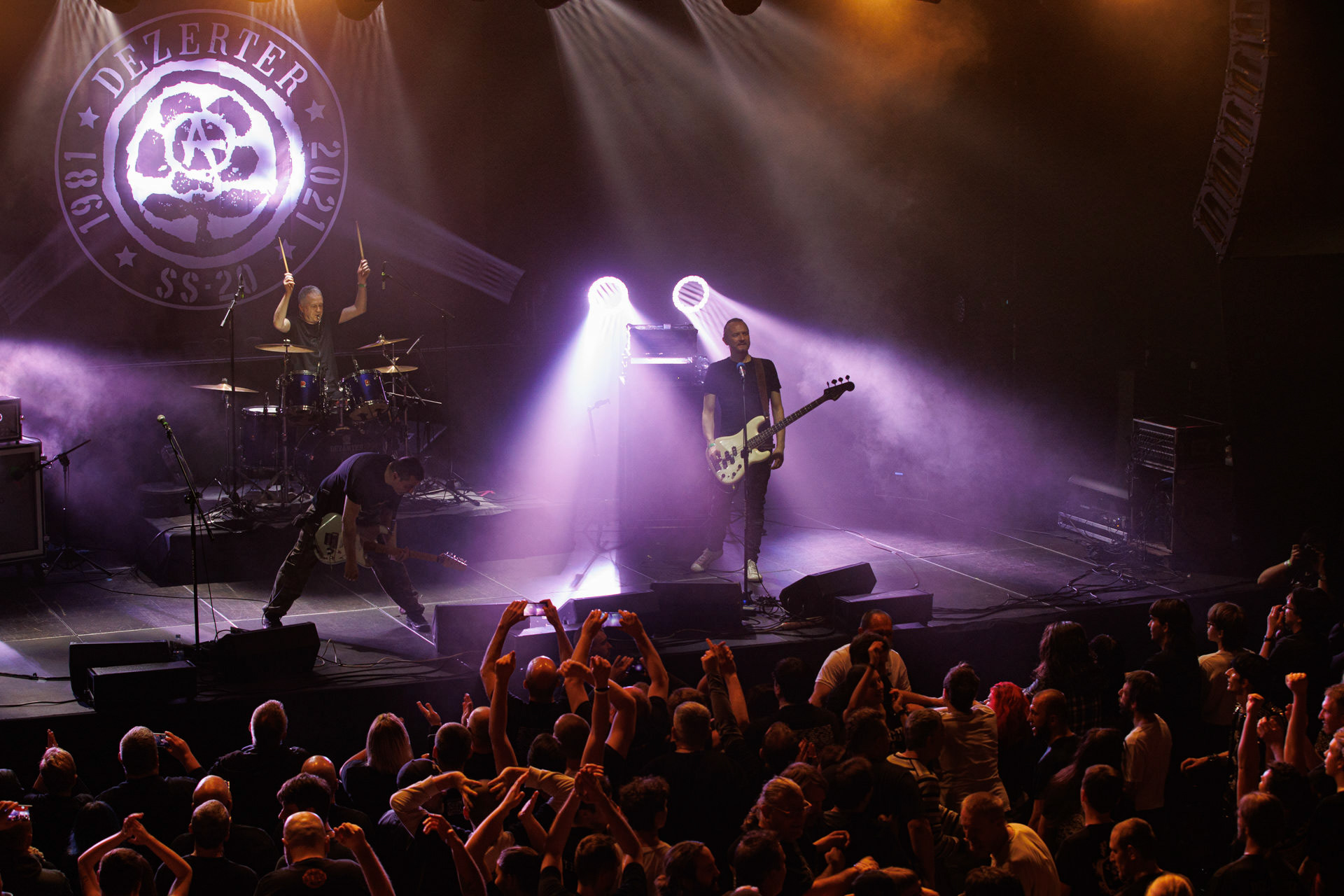 16.11.2021 Dezerter - 40 lecie,koncert Warszawa Palladium. N/z Robert Robal Matera gitara, N/z Krzysiek Grabowski perkusja,N/zJacek Chrzanowski bass, Dezerter, SS20, Punk, Punkrock, hardcore, rock.fot. Andrzej Wasilkiewicz/REPORTER