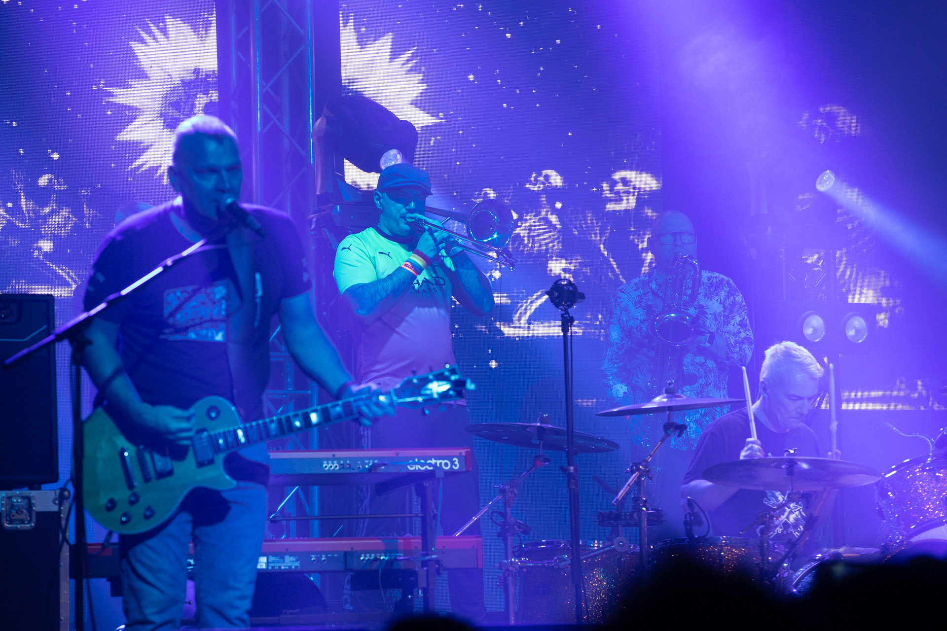 KULT - koncert Pomaranczowa Trasa 2021 - Warszawa Stodoła. 29 pazdziernika 2021. Tomasz Goehs perkusja,Konrad Wantrych klawisze,Mariusz Godzina saksofony,Jarosław Wazny puzon, Wojciech Jablonski gitara,Rock, rock progresywny, rock alternatywny, punk, nowa fala, polski rock.fot. Andrzej kaziq Wasilkiewicz/Reporter