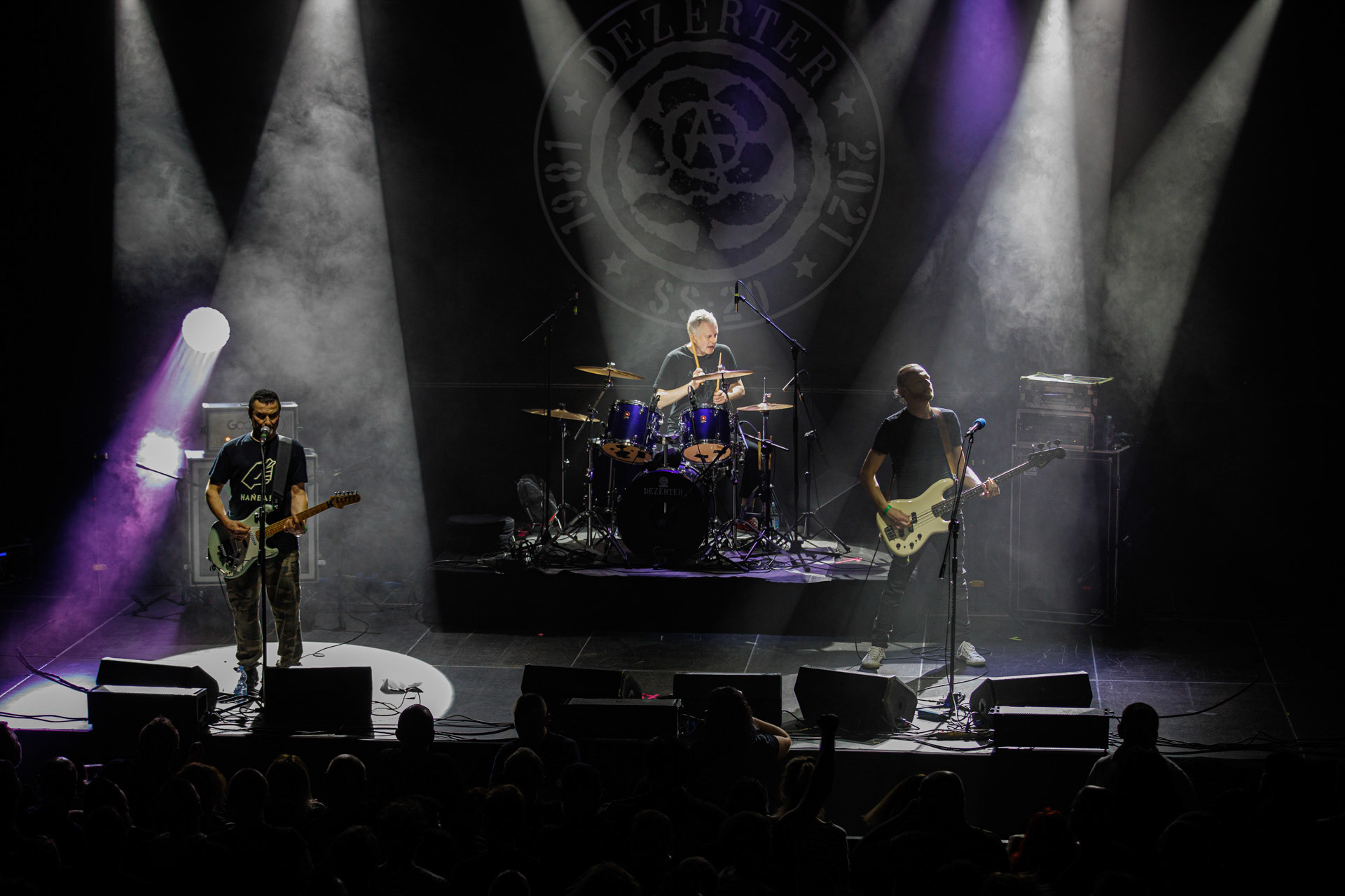 16.11.2021 Dezerter - 40 lecie,koncert Warszawa Palladium. N/z Robert Robal Matera gitara, N/z Krzysiek Grabowski perkusja,N/zJacek Chrzanowski bass, Dezerter, SS20, Punk, Punkrock, hardcore, rock.fot. Andrzej Wasilkiewicz/REPORTER