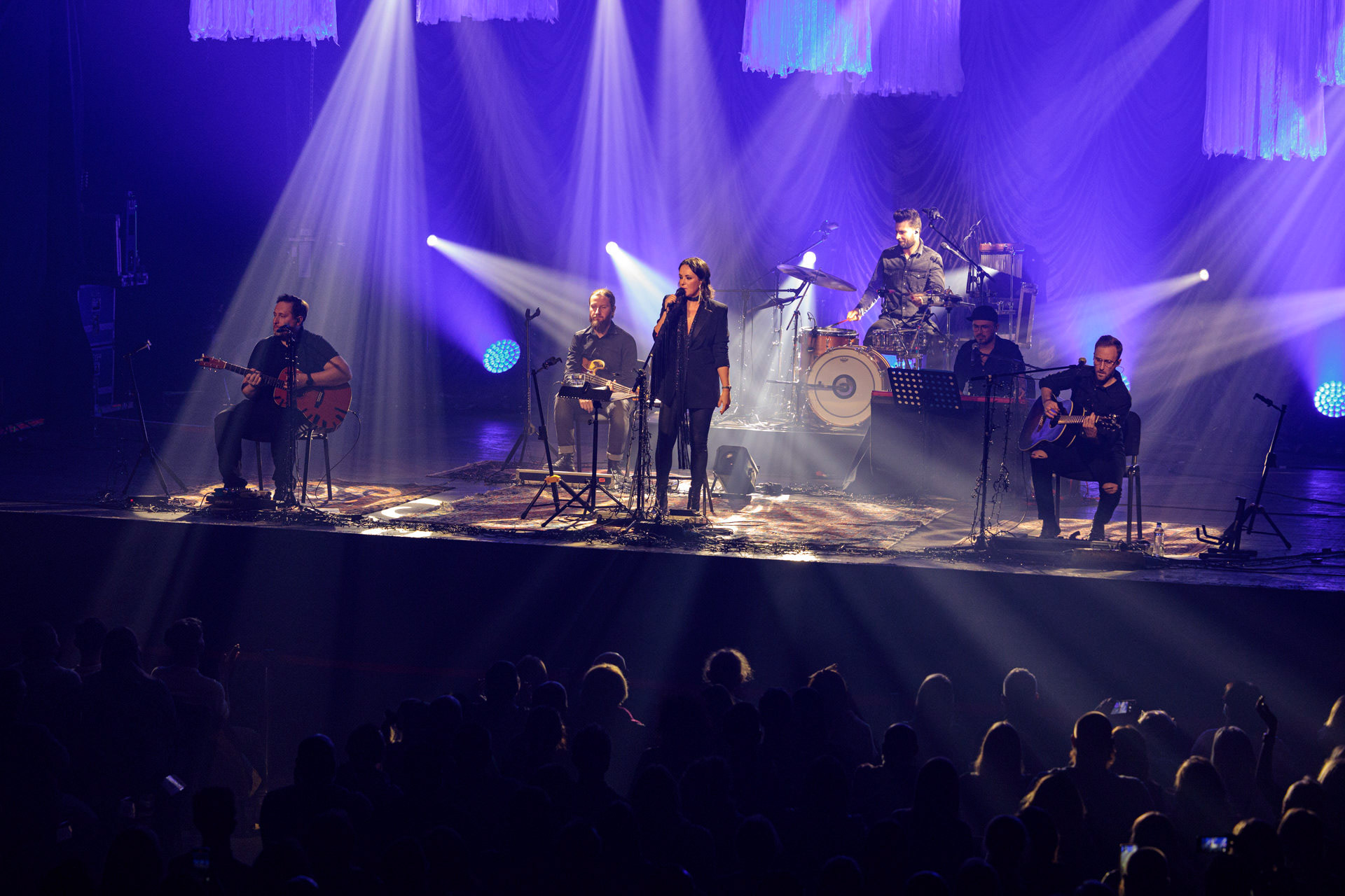 5.12.2021 Kasia Kowalska akustycznie w Klubie Stodola.n/z Kasia Kowalska - wokal,n/z Jerzy Runowski - gitara,n/z Pawel Grudniak - bass,n/z Marcin Karel - gitara,n/z Barek Pawlus - perkusja,Rock, rock progresywny, rock alternatywny, polski rock, pop-rock.fot. Andrzej Wasilkiewicz/Reporter