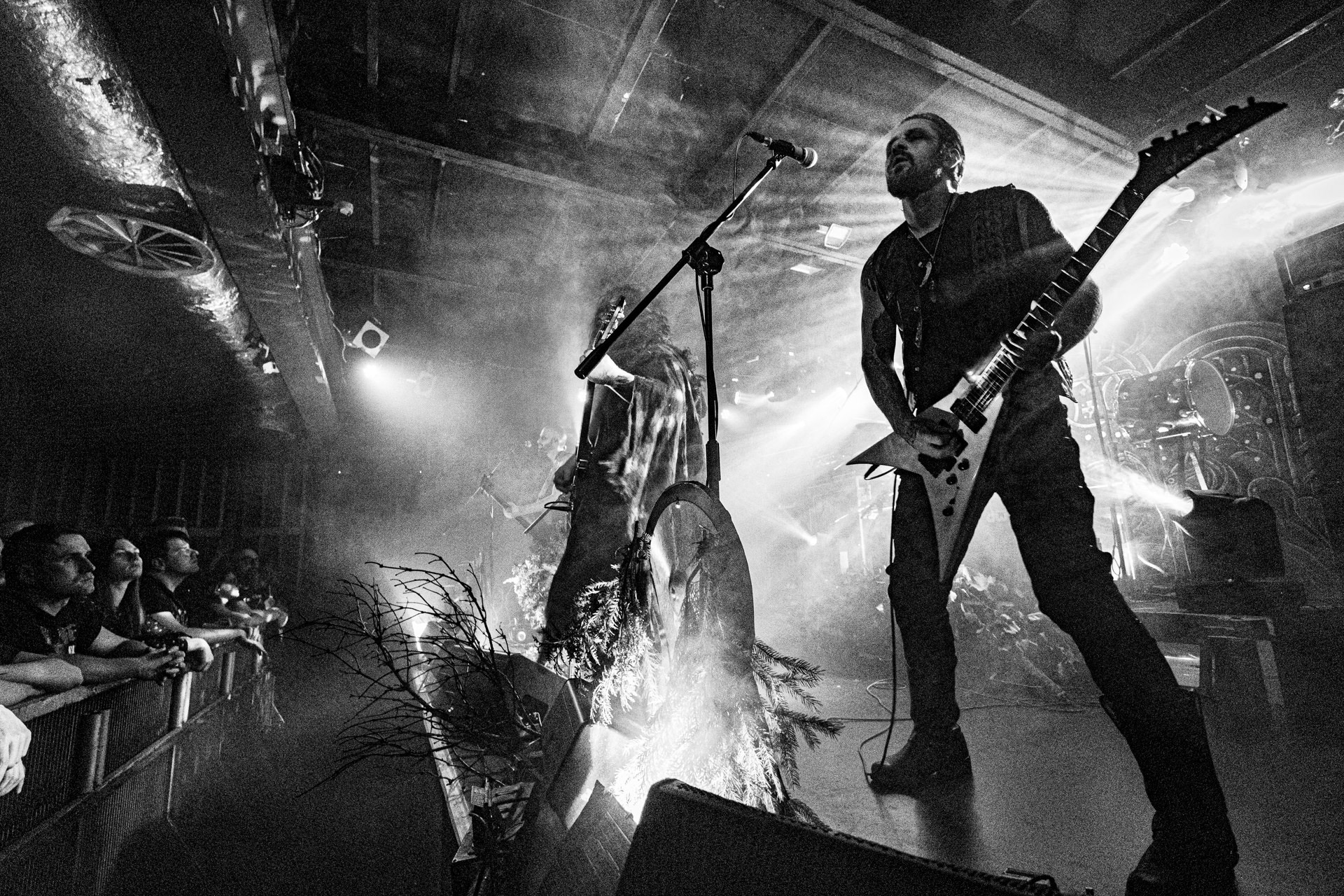 21.10.2022 𝗪𝗢𝗟𝗩𝗘𝗦 𝗜𝗡 𝗧𝗛𝗘 𝗧𝗛𝗥𝗢𝗡𝗘 𝗥𝗢𝗢𝗠 - klimatyczny black metal,  zespół braci Nathana i Aarona Weaverow. Powstal w 2002 roku w Olympia w stanie Waszyngton.  W amerykanskim sercu natury, gor, lasow i jezior, przyroda przeklada sie na atmosfere muzyki WITTR, w ktorej poza blackowymi, jest miejsce na elementy transowe i ambientowe. Wolves In The Throne Room gra bez makijazy, bez kapturow i masek, przy swietle plomieni, co tworzy aure swoistego muzycznego rytualu. Nathan Weaver – guitar, lead vocals,Aaron Weaver – drums, bass, synthesizers,Kody Keyworth – guitar, vocals, Produkcja Knock Out Productions,fot. Andrzej Wasilkiewicz/Reporter