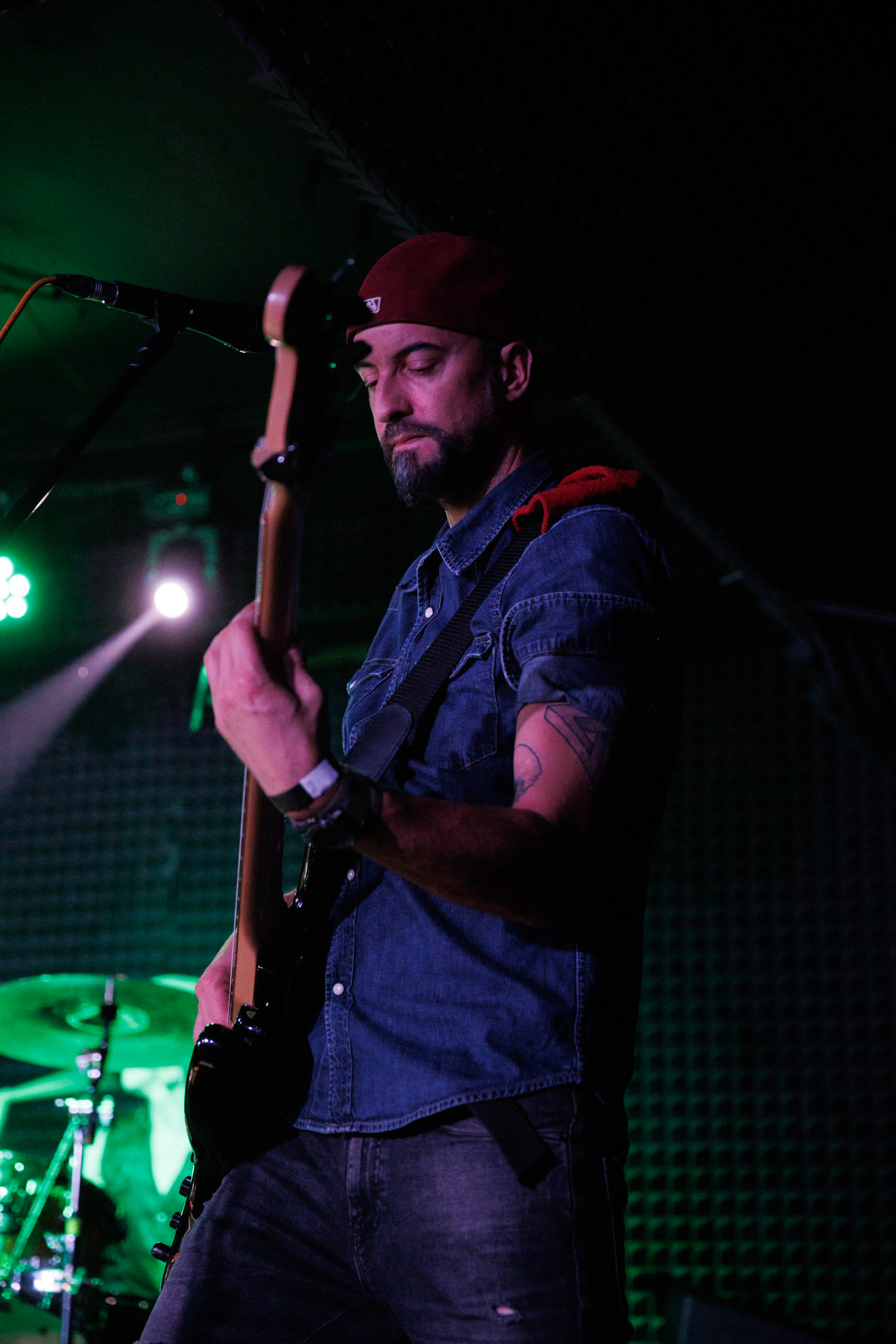 12.11.2021 Lipali - koncert Warszawa klub Remont.Najnowszy album „MOSTY, RZEKI, LUDZIE”.Lukasz Gajowy Gajowniczek - bass,Rock, rock progresywny, rock alternatywny, polski rock.fot. Andrzej kaziq Wasilkiewicz/Reporter