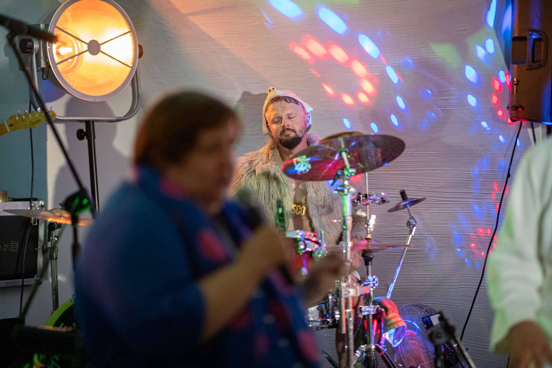 The Novorodkens, koncert w Warszawie, Dj Szneptuch – szczebiot czołowy, bas, chórki, sample, batuta i szpicrutaMagister Hitler – bas, wokaliza, chórki, gitara rytmiczna, najebkaDoktor PajHIVo – bębny, bongosy, gitara solowa, umiejętności wokalne, chórkiProfesor Gówniarz – lewizna wokalna, zwięzła i chóralna, wyprowadzanie ciosówProdziekan Pinglarz – uprawomocniony głos ścisły tudzież kantor, cytaty z brewiarzaInżynier Królewicz – gitara rytmiczna, solowa, przypowieści, świergoty i treleDocent Niedziwara – melodyka, chórki, kwilenia i jęki, odczynianie uroków, gusłaMrówka - perkusja,Hacrmistrz Gruczoł – walka z upośledzeniem, choreografia i obsługa gastronomiczna