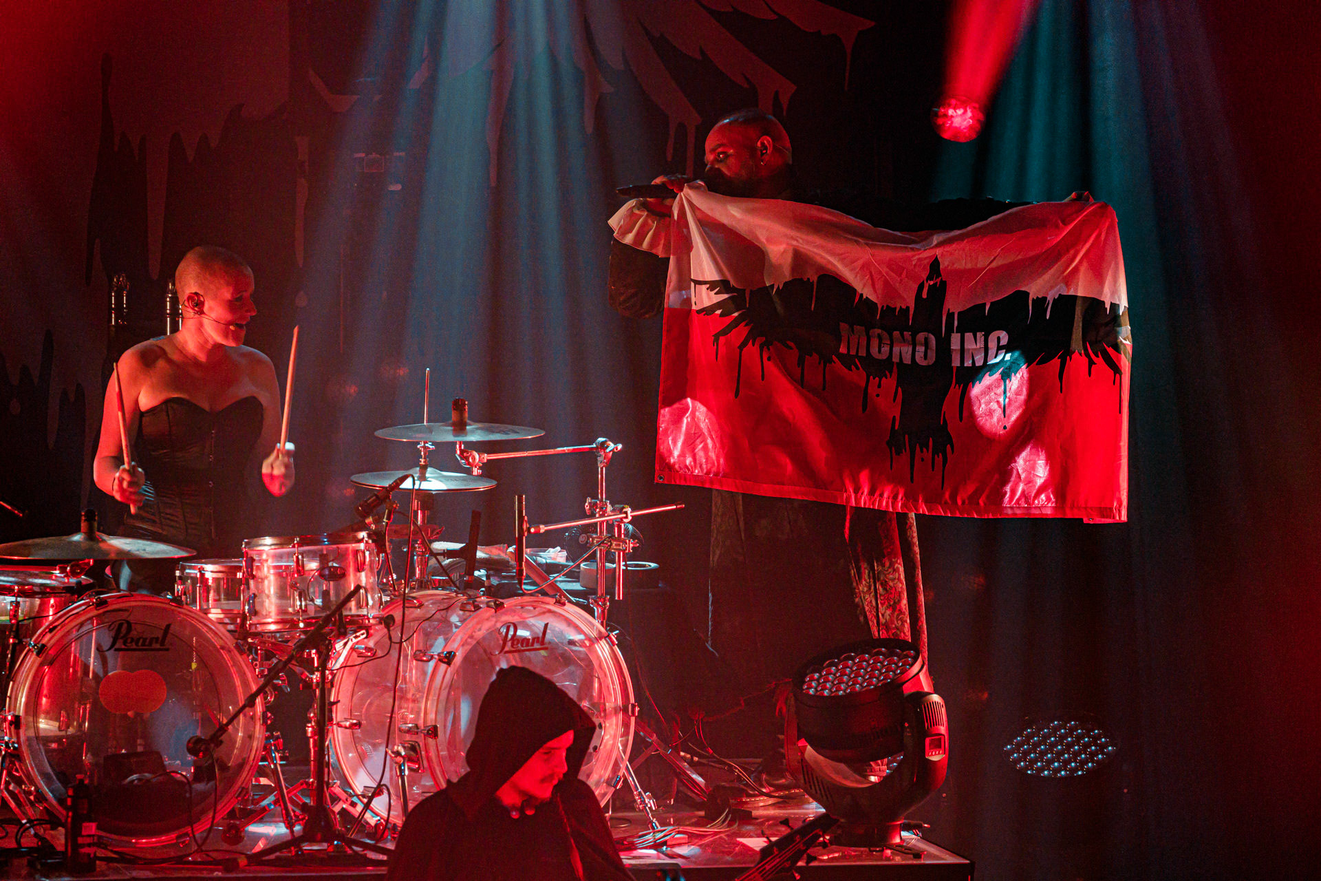 18.06.2022 - Mono Inc. zagrali w warszawskim klubie Progresja.Mono Inc. - niemiecki zespol z Hamburga wykonujący gotyckiego rocka, w składzie:Carl Fornia - git.Katha Mia - drums, Manuel Antoni - bass,Martin Engler - vocal,Gothic, industrial,  alternative, rock.Produkcja Winiary Bookings.fot. Andrzej Wasilkiewicz/kaziq.com