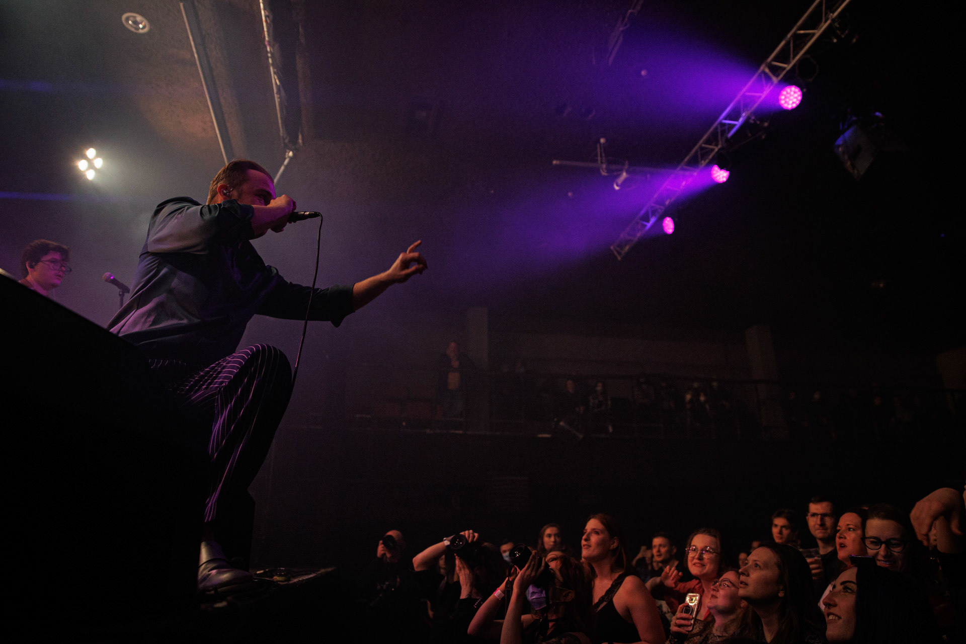 18.12.2021 Karas Rogucki - koncert klub Stodoła - Warszawan/z Piotr Rogucki - wokal gitara,Alternatywny pop, Kayax, Ostatni bastion romantyzmu, fot. Andrzej Wasilkiewicz/Reporter