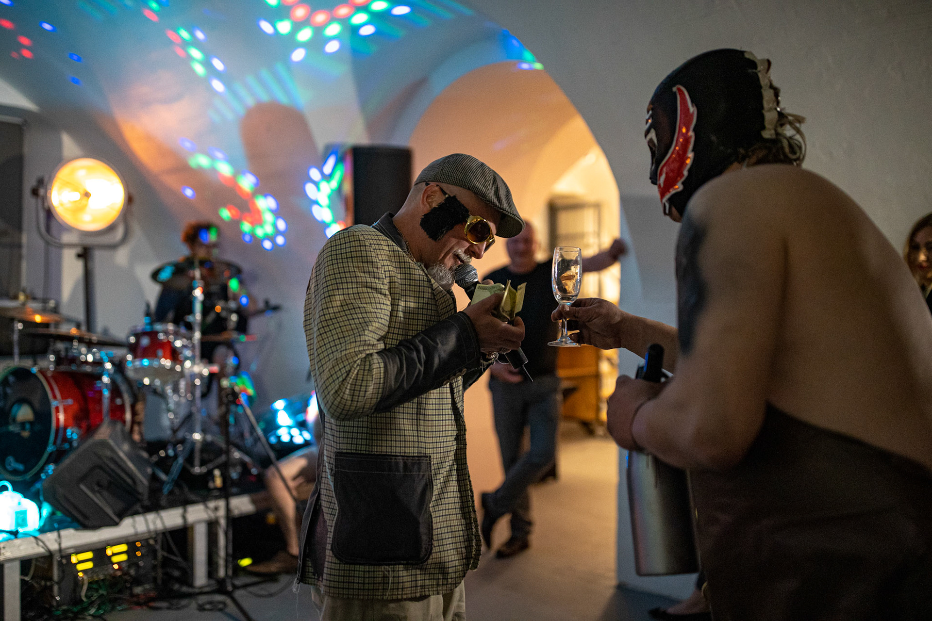 The Novorodkens, koncert w Warszawie, Dj Szneptuch – szczebiot czołowy, bas, chórki, sample, batuta i szpicrutaMagister Hitler – bas, wokaliza, chórki, gitara rytmiczna, najebkaDoktor PajHIVo – bębny, bongosy, gitara solowa, umiejętności wokalne, chórkiProfesor Gówniarz – lewizna wokalna, zwięzła i chóralna, wyprowadzanie ciosówProdziekan Pinglarz – uprawomocniony głos ścisły tudzież kantor, cytaty z brewiarzaInżynier Królewicz – gitara rytmiczna, solowa, przypowieści, świergoty i treleDocent Niedziwara – melodyka, chórki, kwilenia i jęki, odczynianie uroków, gusłaMrówka - perkusja,Hacrmistrz Gruczoł – walka z upośledzeniem, choreografia i obsługa gastronomiczna