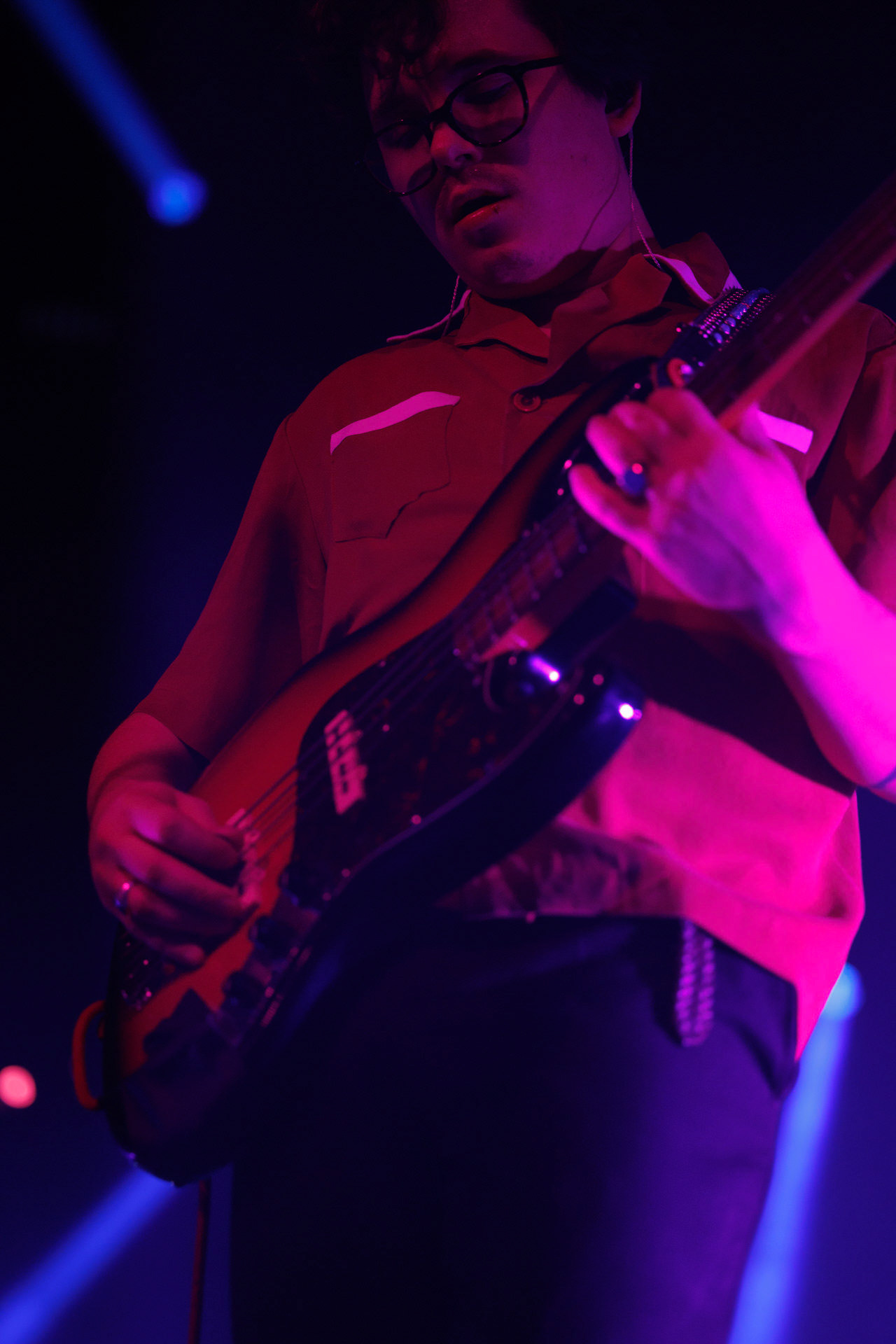 18.12.2021 Karas Rogucki - koncert klub Stodoła - Warszawan/z Kuba Karas - wokal bass,Alternatywny pop, Kayax, Ostatni bastion romantyzmu, fot. Andrzej Wasilkiewicz/Reporter