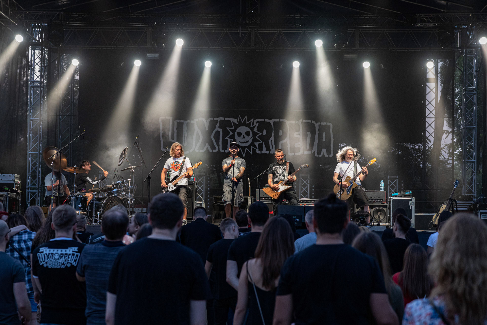 Koncert Luxtorpeda 10 urodziny. Warszawa Progresja.Gramy do Woli.n/z.Robert „Litza” Friedrich – gitara, wokal,n/z.Przemysław „Hans” Frencel – wokal, rapn/z.Robert „Drężmak” Drężek – gitaran/z.Krzysztof „Kmieta” Kmiecik – gitara basowan/z.Tomasz „Krzyżyk” Krzyżaniak – perkusjaFot. Andrzej kaziq Wasilkiewicz/Reporter