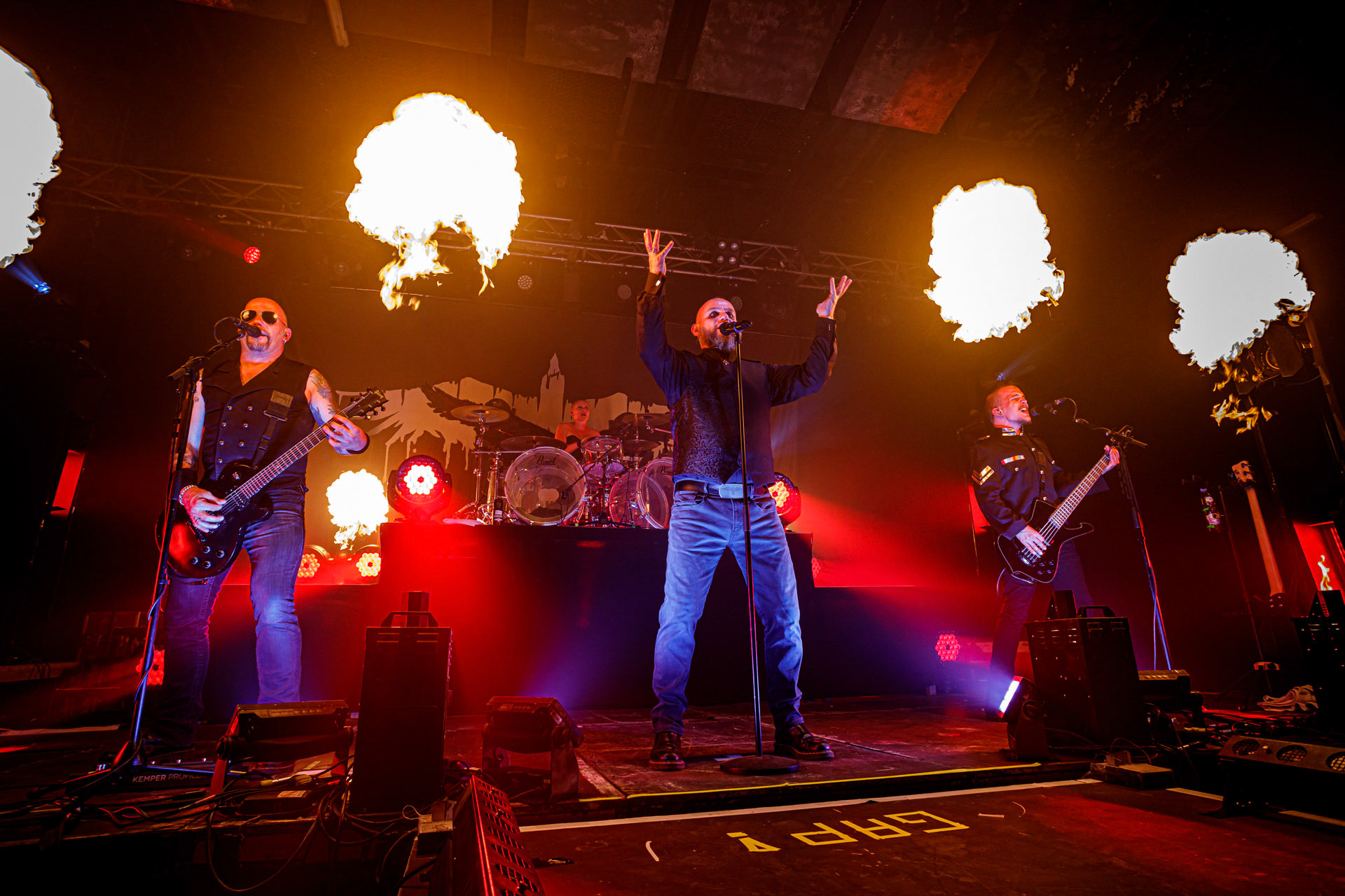 18.06.2022 - Mono Inc. zagrali w warszawskim klubie Progresja.Mono Inc. - niemiecki zespol z Hamburga wykonujący gotyckiego rocka, w składzie:Carl Fornia - git.Katha Mia - drums, Manuel Antoni - bass,Martin Engler - vocal,Gothic, industrial,  alternative, rock.Produkcja Winiary Bookings.fot. Andrzej Wasilkiewicz/kaziq.com