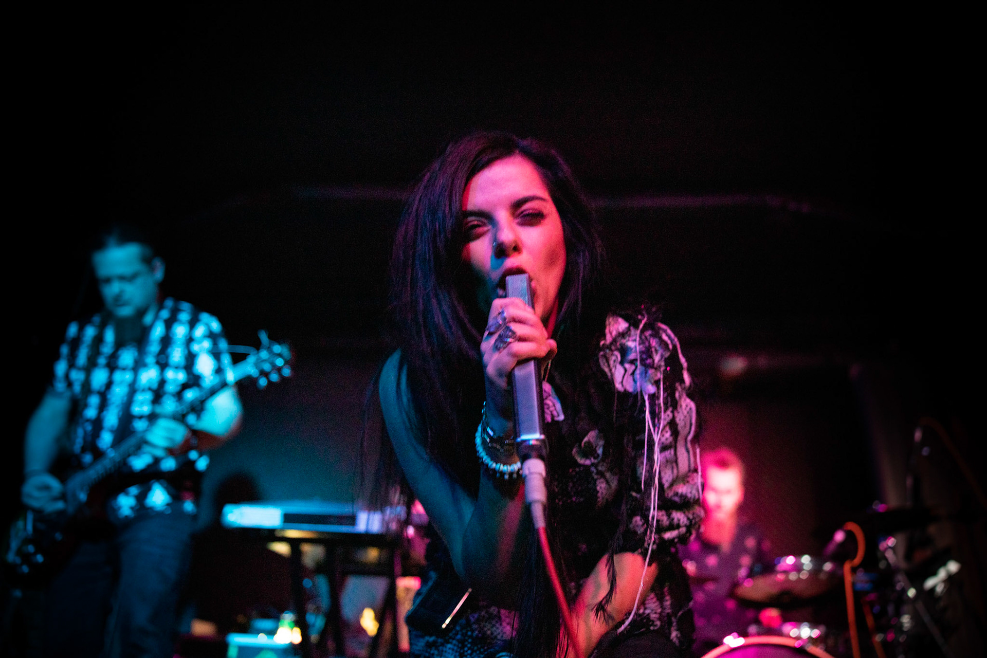 Hetane - rock alternatywny, trip-hop, muzyka elektroniczna,
MAGDA OLEŚ - wokale, teksty,
ŁUKASZ /JELEŃ/ POL - gitara, klawisze, elektronika,
REM KARPIENKO - bass,
MICHAŁ LANGE- perkusja,
Warszawa, klub Potok Drugi Dom Ludzi Rocka,
fot. Andrzej kaziq Wasilkiewicz