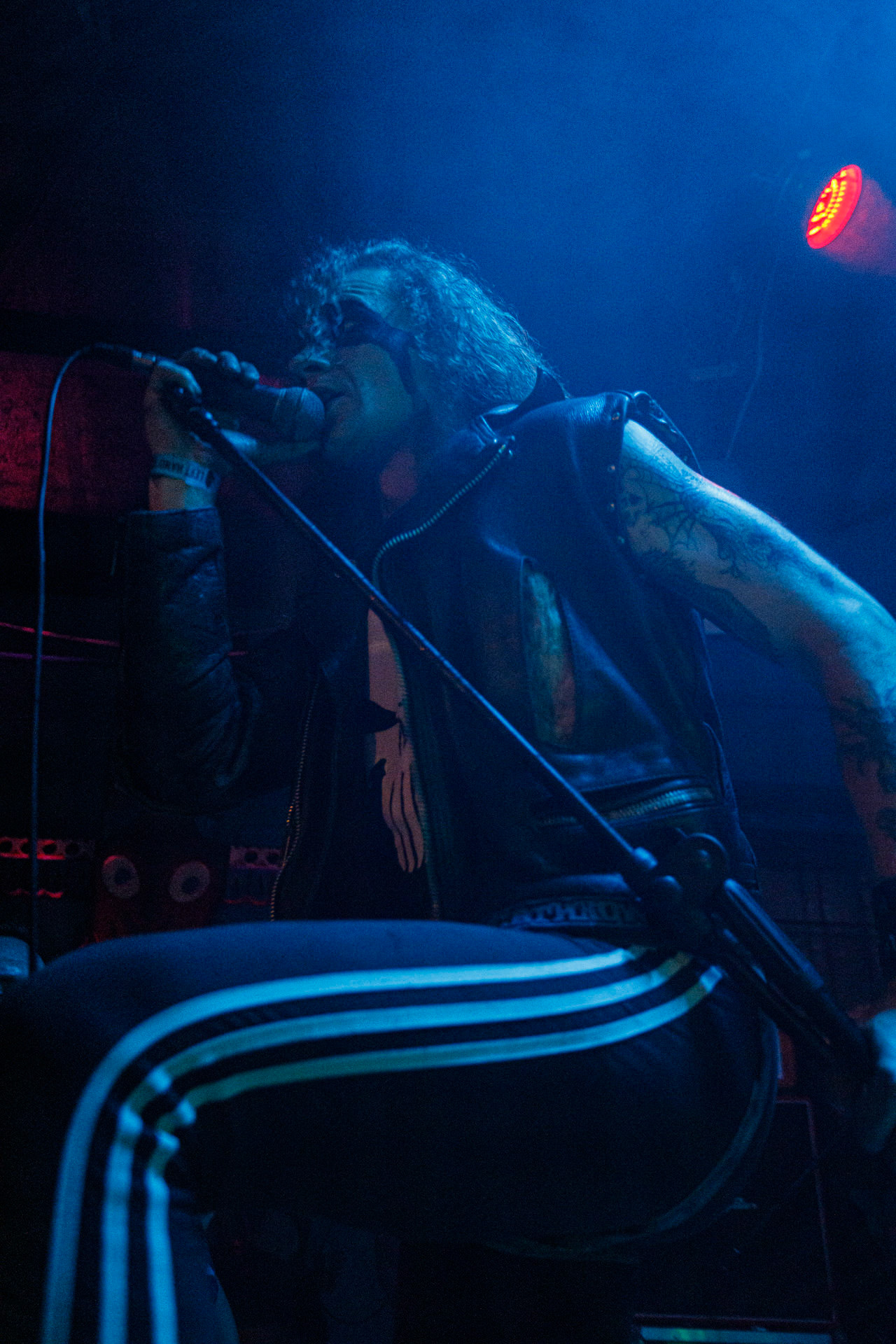 TRUCHŁO STRZYGI (black punk), Gwiezdny Demon - release show,w składzie:Gambit - wokalP. - gitara/wokalAlkatraz - gitara/wokalKaczor - garyMadness - bass/wokalPanass - bass/wokalGolem - nosferatu/wokalCzarownice - tba/wokalChłopaki z baraków polskiego metalu, rozpędzona maszyna do robienia grubego melanżu, gwiezdne trupy, kreatury obrzydlistwa i martwi decydenci podziemia. Prawdopodobnie pierwszy i ostatni raz zagrają całego Demona na żywo, a Ty mordeczko będziesz miał o czym kolegom przy wódce opowiadać.Produkcja Left Hand Soundsfot. Andrzej Wasilkiewicz/kaziq.com