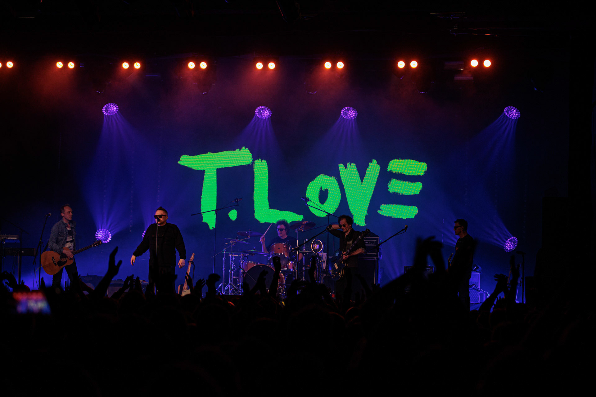 21.05.2022 T.Love - Trasa koncertowa Hau! Hau! Warszawa klub Stodola.T.Love promuje koncertami najnowszy album "Hau! Hau!". Plyte promuje singiel “Pochodnia”. Zespol T.Love w tym roku obchodzi swoje czterdziestolecie.n/z Muniek Staszczyk – wokal,n/z Jan Benedek – gitara,n/z Jacek „Perkoz” Perkowski – gitara,n/z Pawel Nazimek – gitara basowa,n/z Sidney Polak – perkusja,fot. Andrzej Wasilkiewicz/Reporter