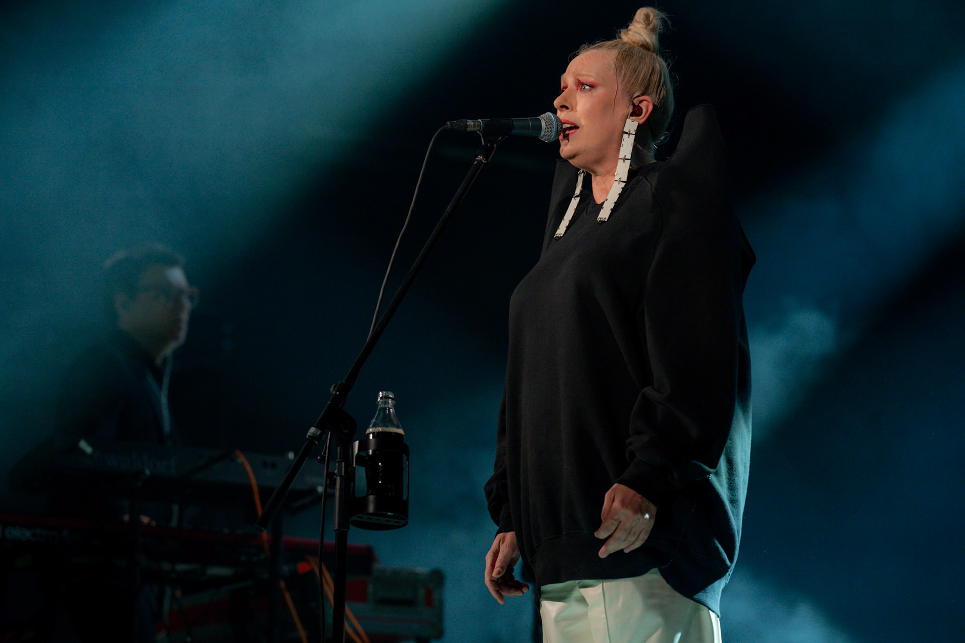2024.03.16 NOSOWSKA klub Stodola. Koncert w ramach trasy "Widzimy sie wieczorem", promujacej najnowszy album artystki, "Degrengolada". fot. Andrzej Wasilkiewicz/Reporter