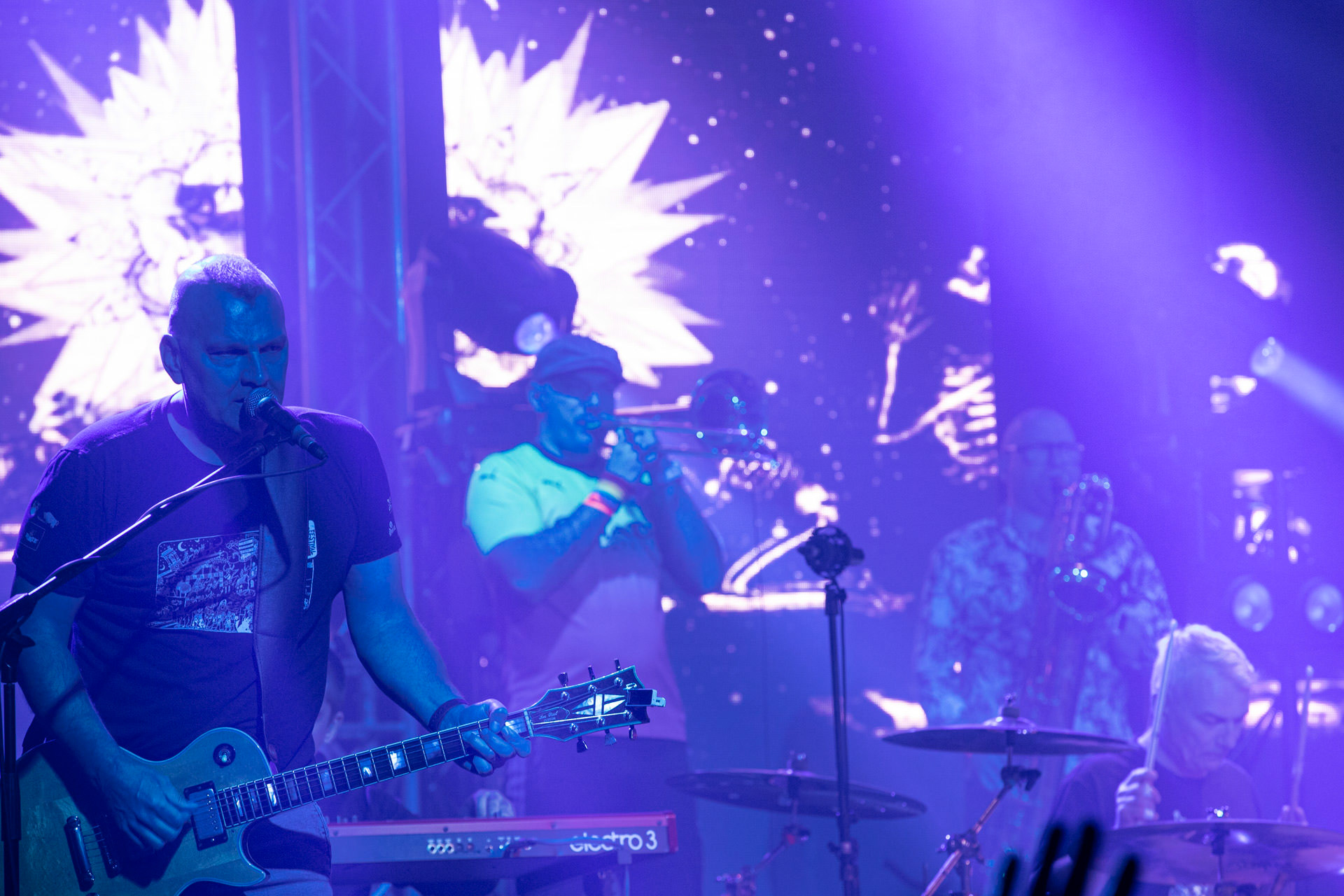 KULT - koncert Pomaranczowa Trasa 2021 - Warszawa Stodoła. 29 pazdziernika 2021. Tomasz Goehs perkusja,Konrad Wantrych klawisze,Mariusz Godzina saksofony,Jarosław Wazny puzon, Wojciech Jablonski gitara,Rock, rock progresywny, rock alternatywny, punk, nowa fala, polski rock.fot. Andrzej kaziq Wasilkiewicz/Reporter