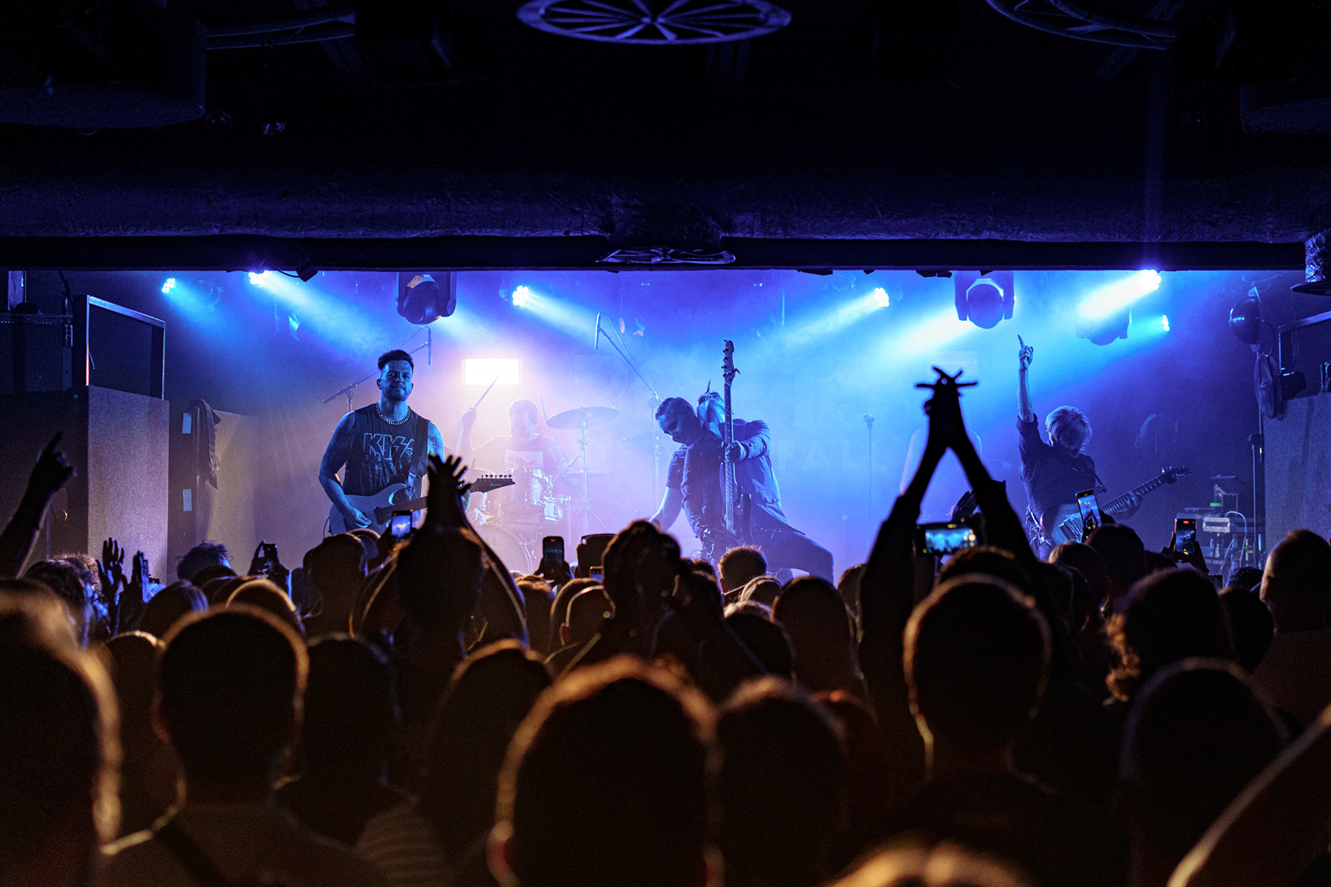 2023.09.04 Poets of the Fall - Warszawa, klub Proxima. To już 20 lat od kiedy rockowy zespół Poets of the Fall odnosi sukcesy na międzynarodowej scenie. Z tej okazji zespół wyrusza w trasę jubileuszową, która obejmie też Polskę. Grupa zagrała w warszawskiej Proximie 4 września 2023 roku. Produkcja Fource.pl  fot. Andrzej Wasilkiewicz/kaziq.com